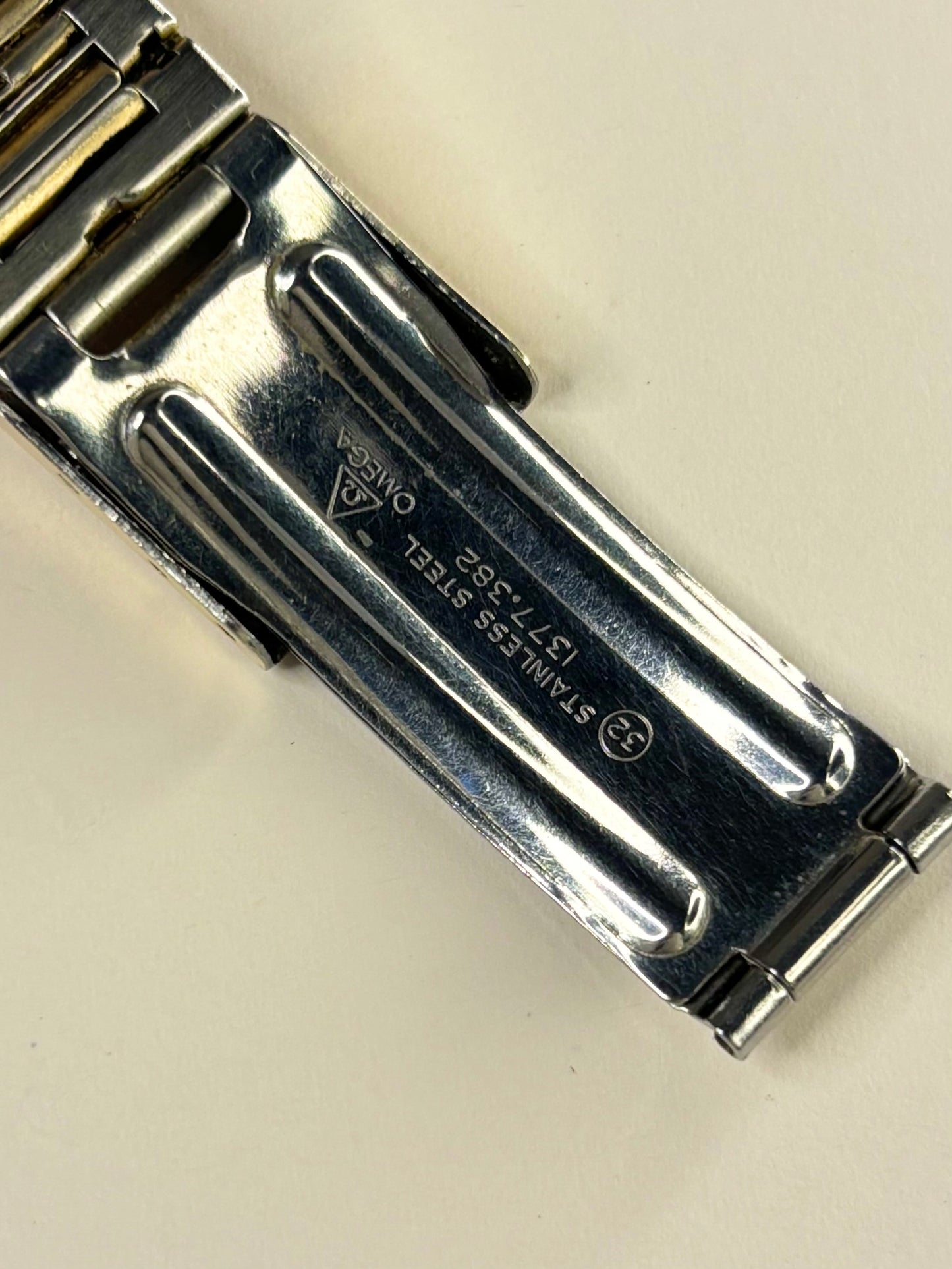 Vintage Omega De Ville dress timepiece from 1978 — reference 1365 quartz, 30mm gold-plated case with bracelet and manual 1377.382 No. 32 bracelet