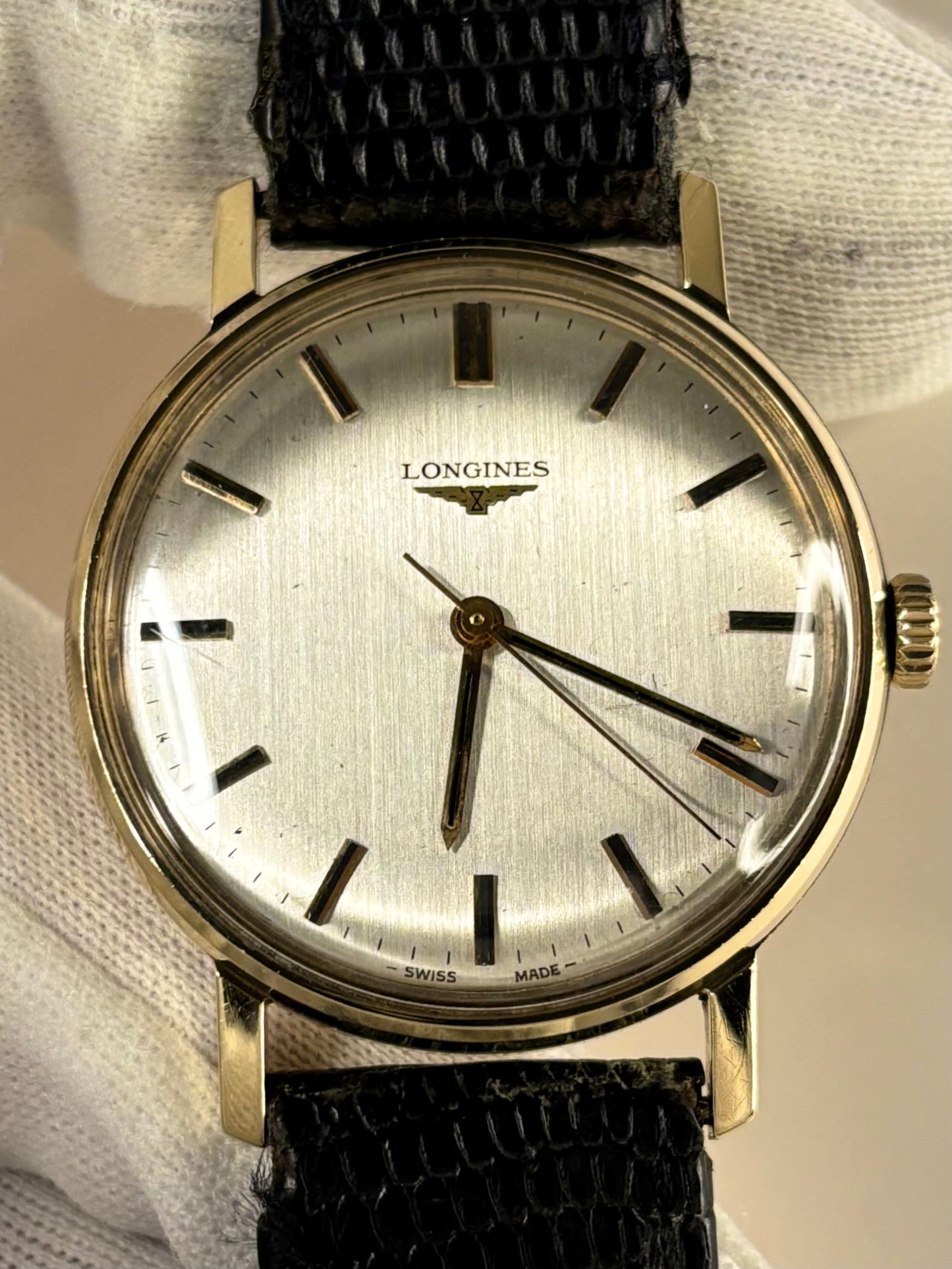Close up of Longines 1977 vintage men’s watch gold case manual wind Cal. 6942