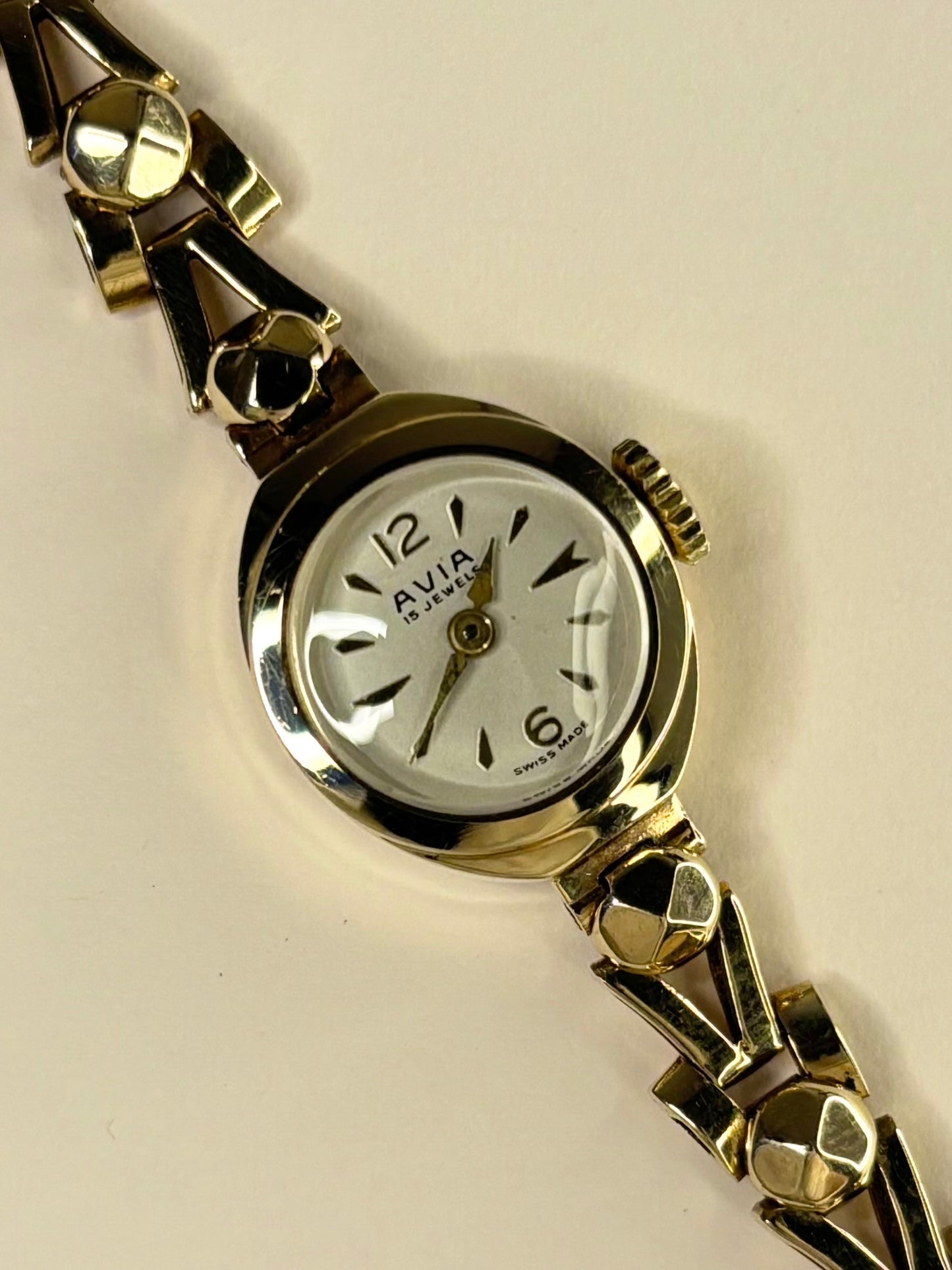 Collectible Avia 1966 ladies solid gold vintage timekeeper featuring white dial, gold bracelet and original box