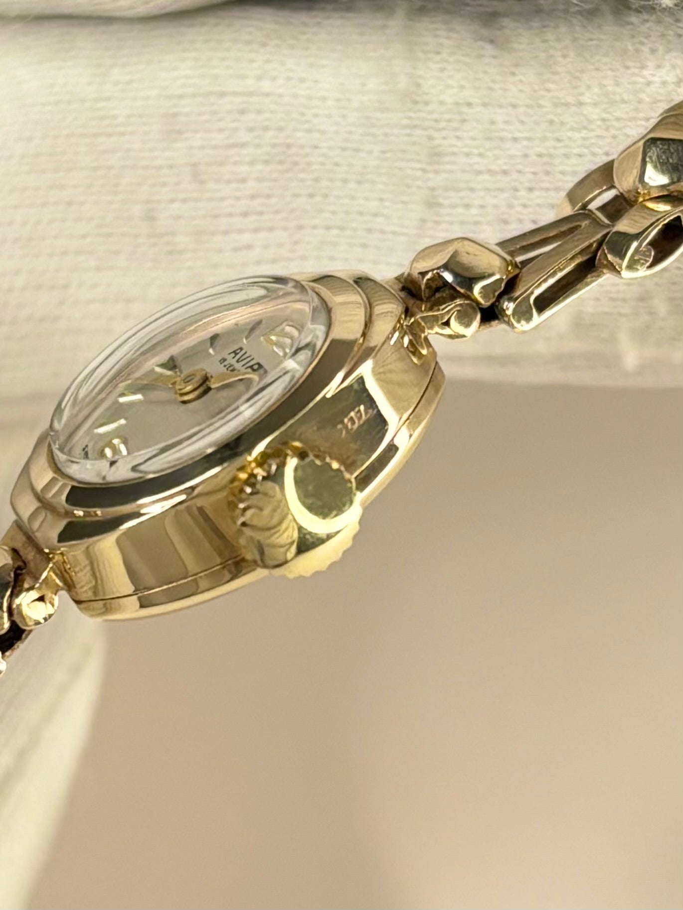 Side profile of Avia 1966 ladies vintage timekeeper with slim solid gold case and bracelet styling hallmarked case