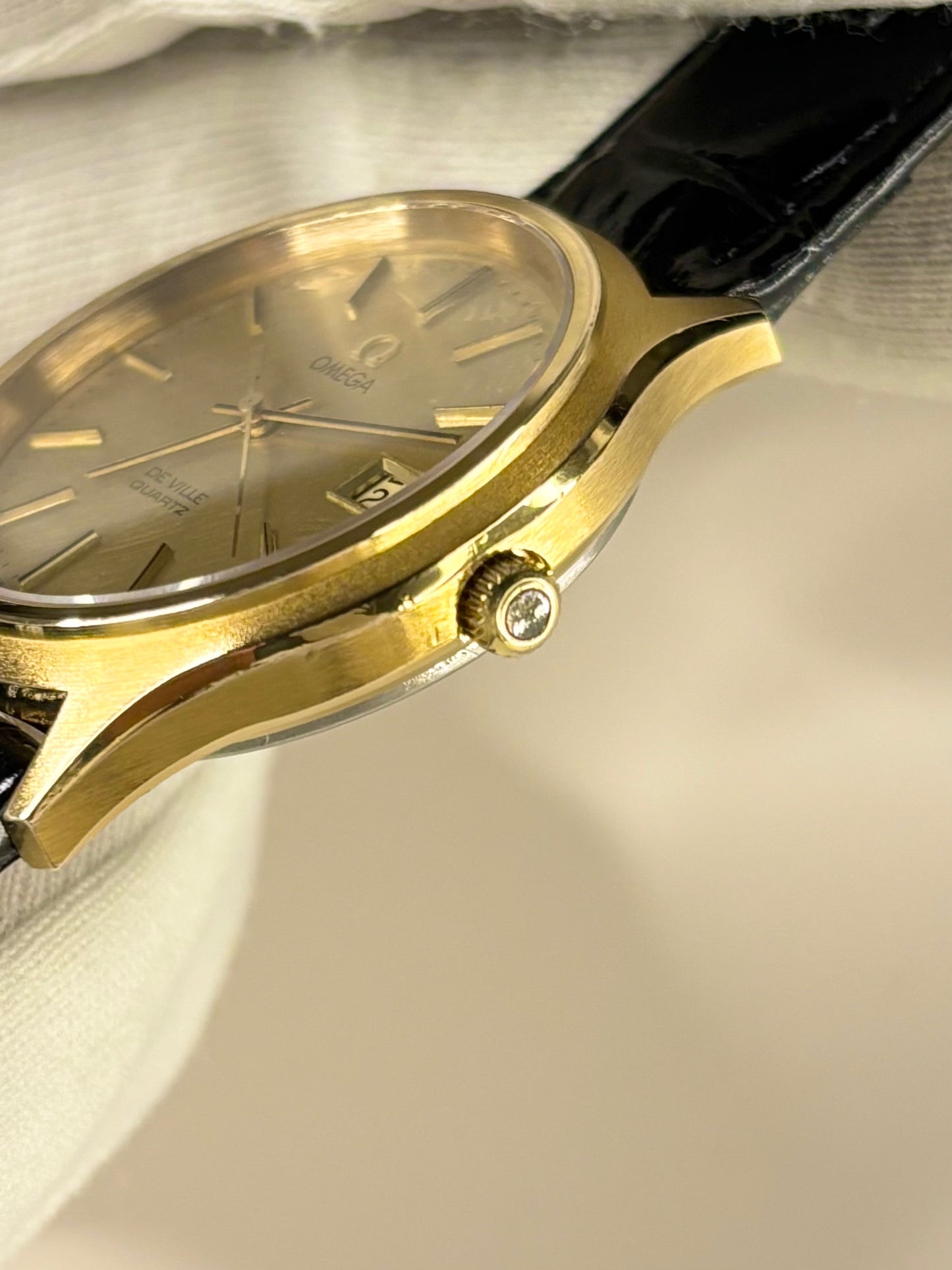 1976 Omega De Ville quartz timepiece ref. 192.0033 — calibre 1342 with slim side profile and crown detail