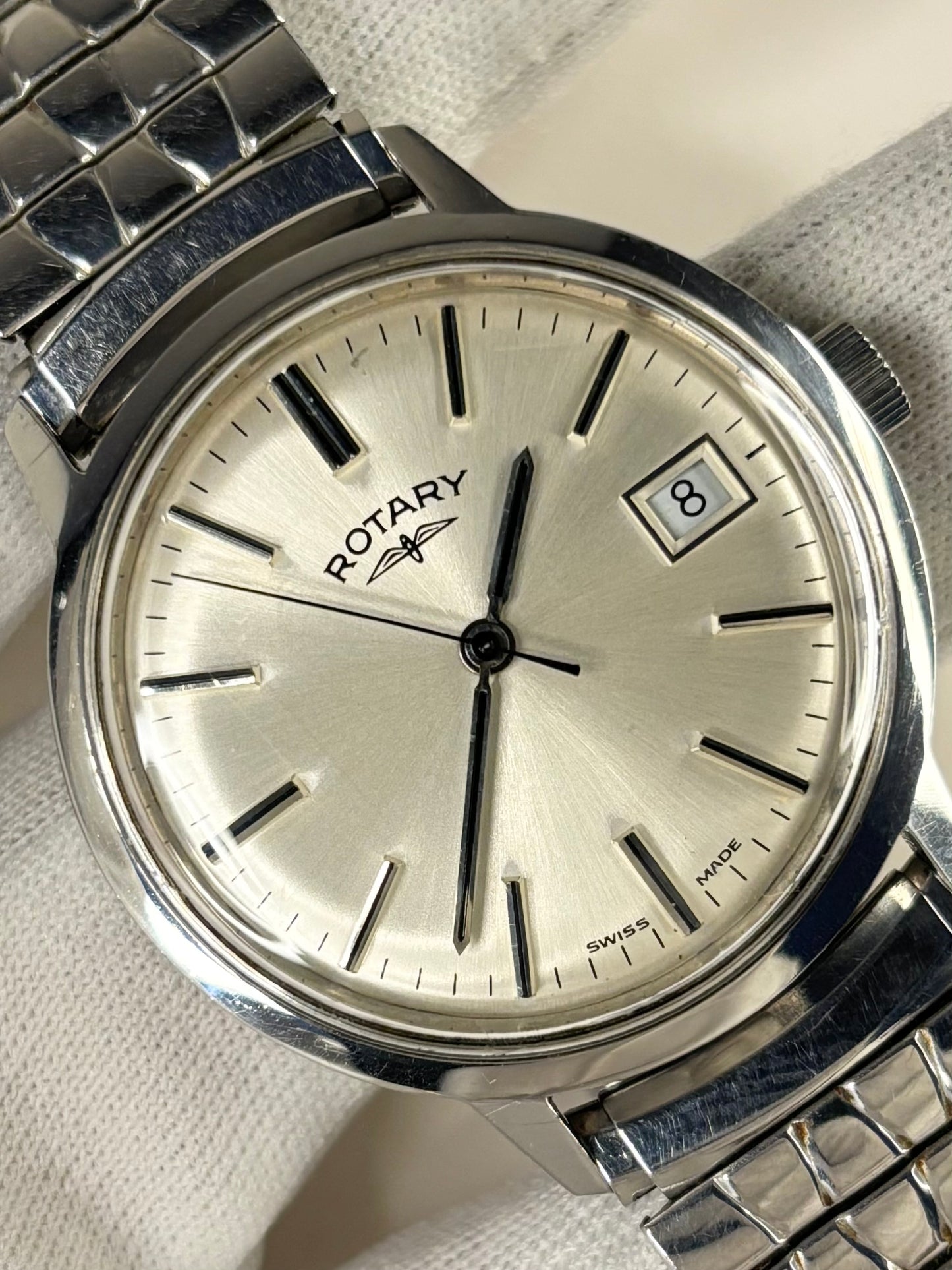 Rotary 1981 men’s dress timekeeper powered by reliable Swiss manual wind movement