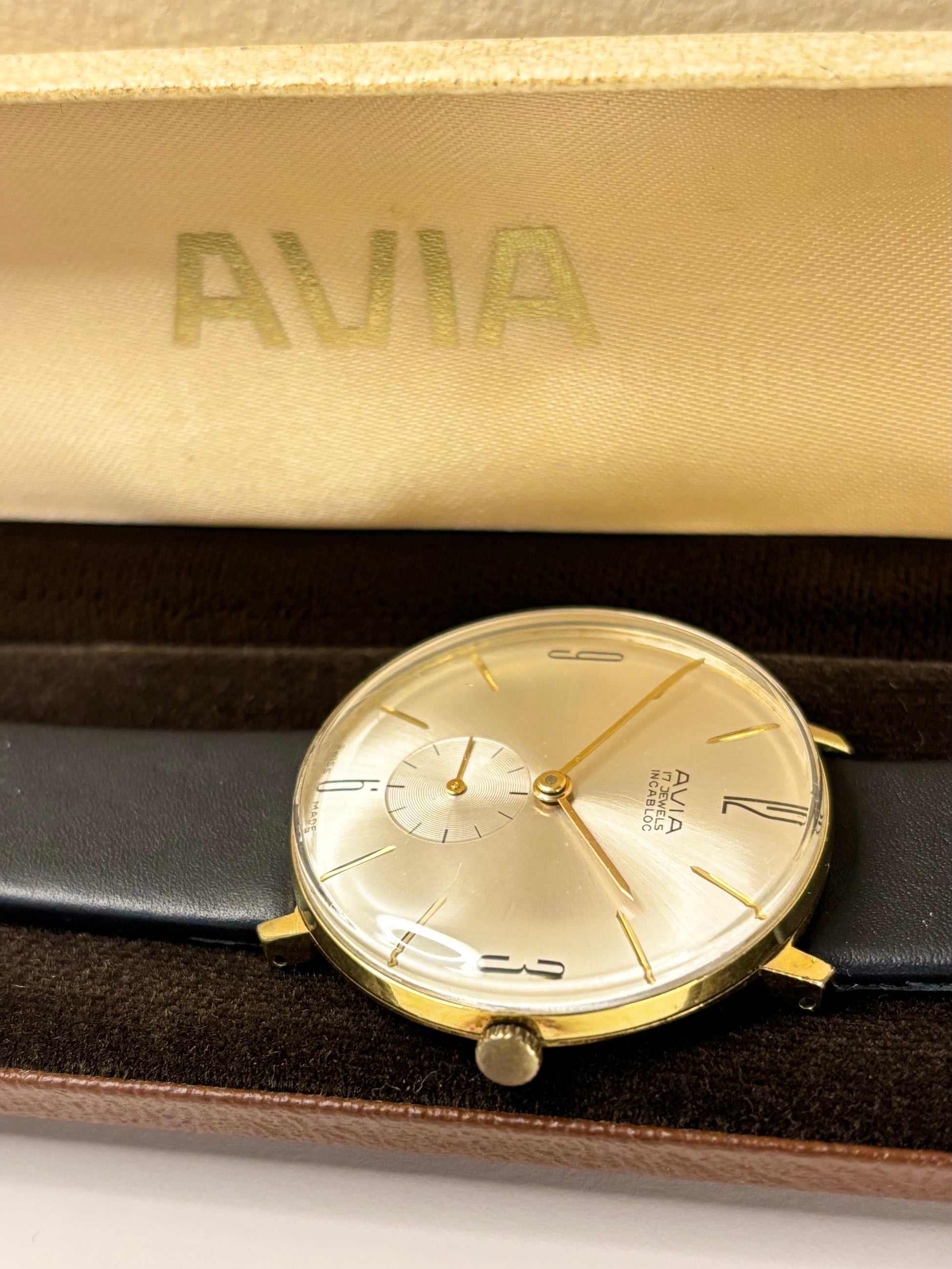 Avia vintage 1960s men’s timepiece with white sunburst dial with box