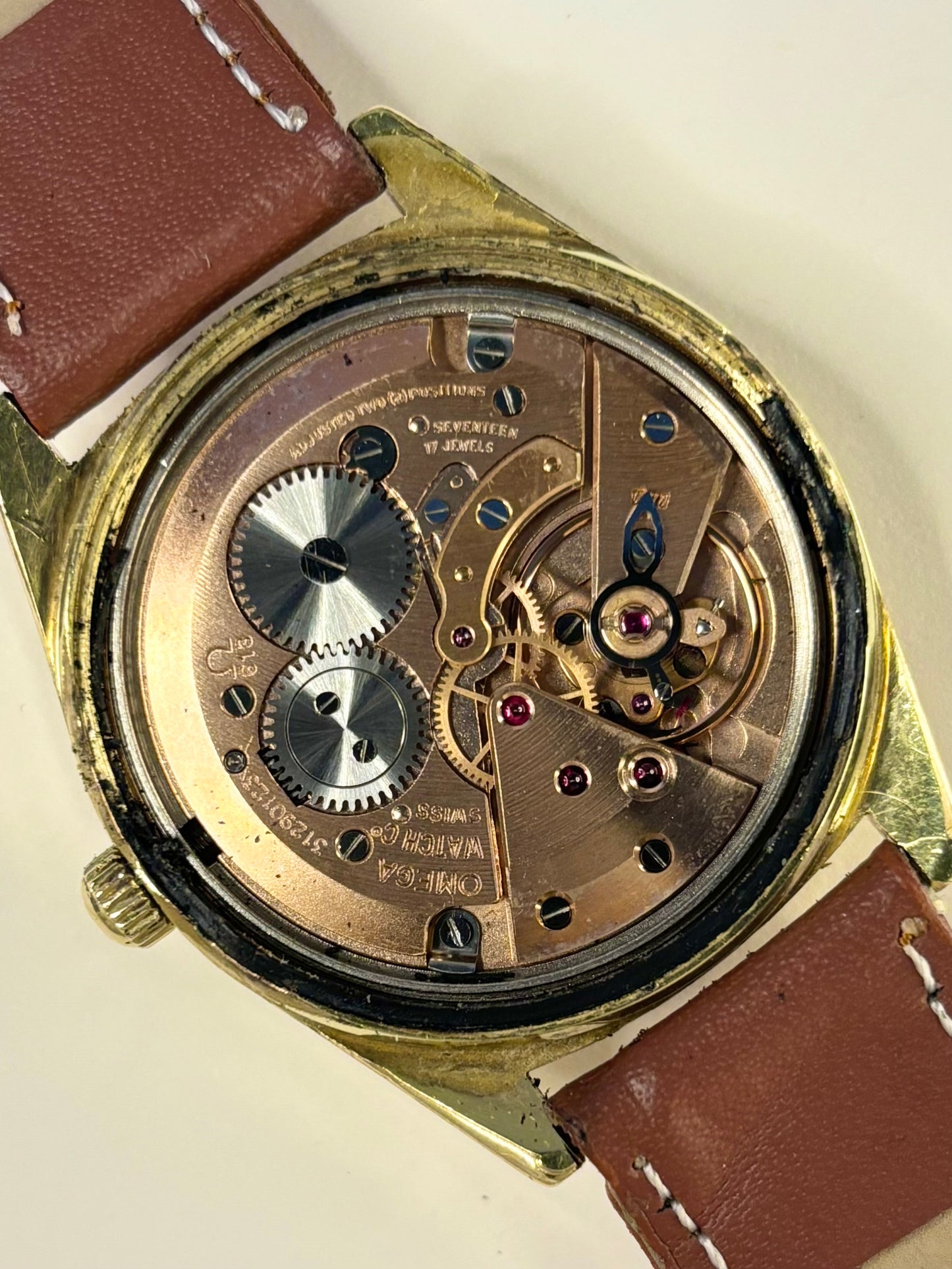 Vintage Omega Genève 1970 timepiece ref. 136.041 — 35mm gold-plated case with polished caseback and calibre 613 mechanism