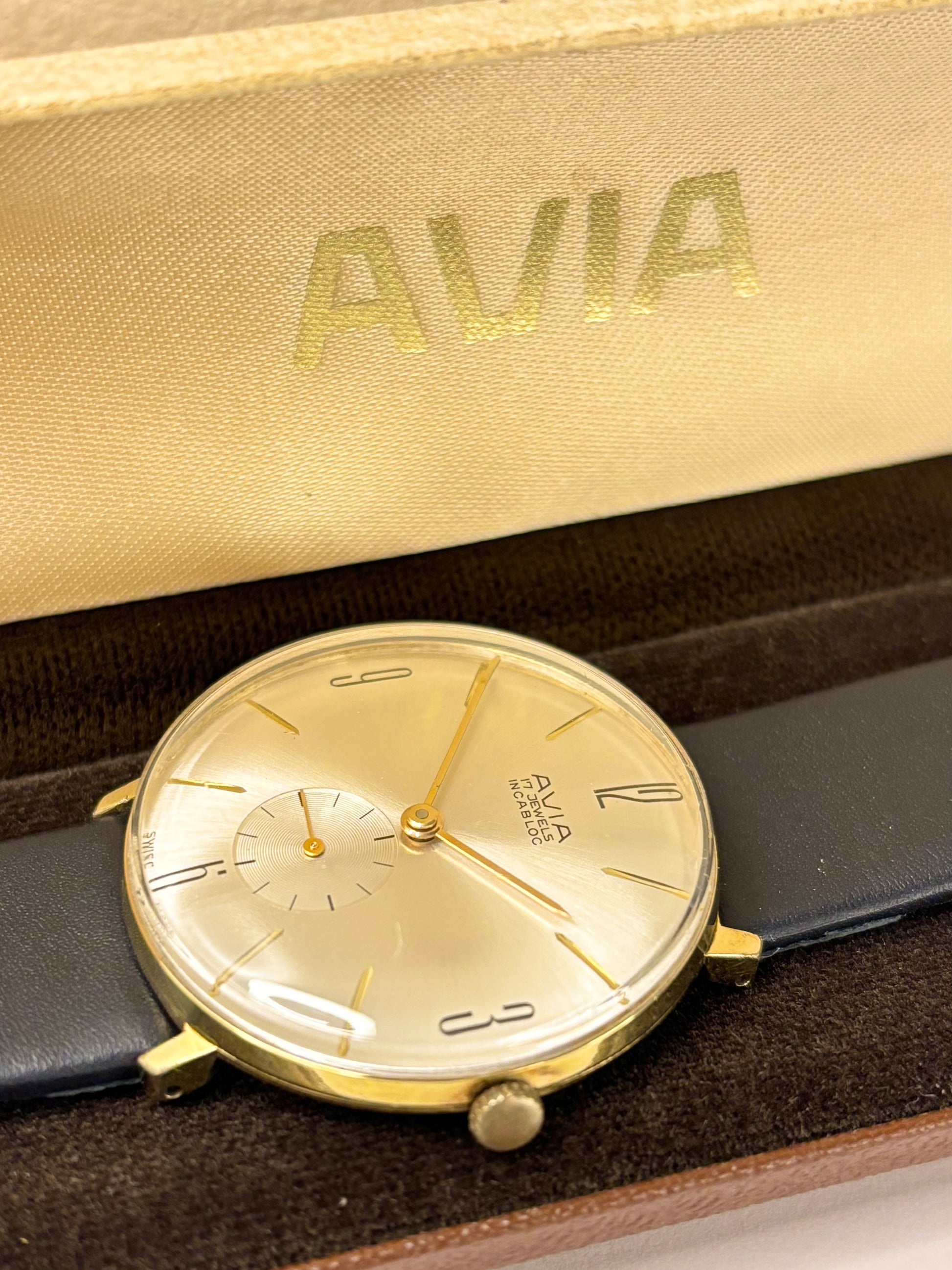 Vintage 1960s Avia men’s dress watch with white sunburst dial