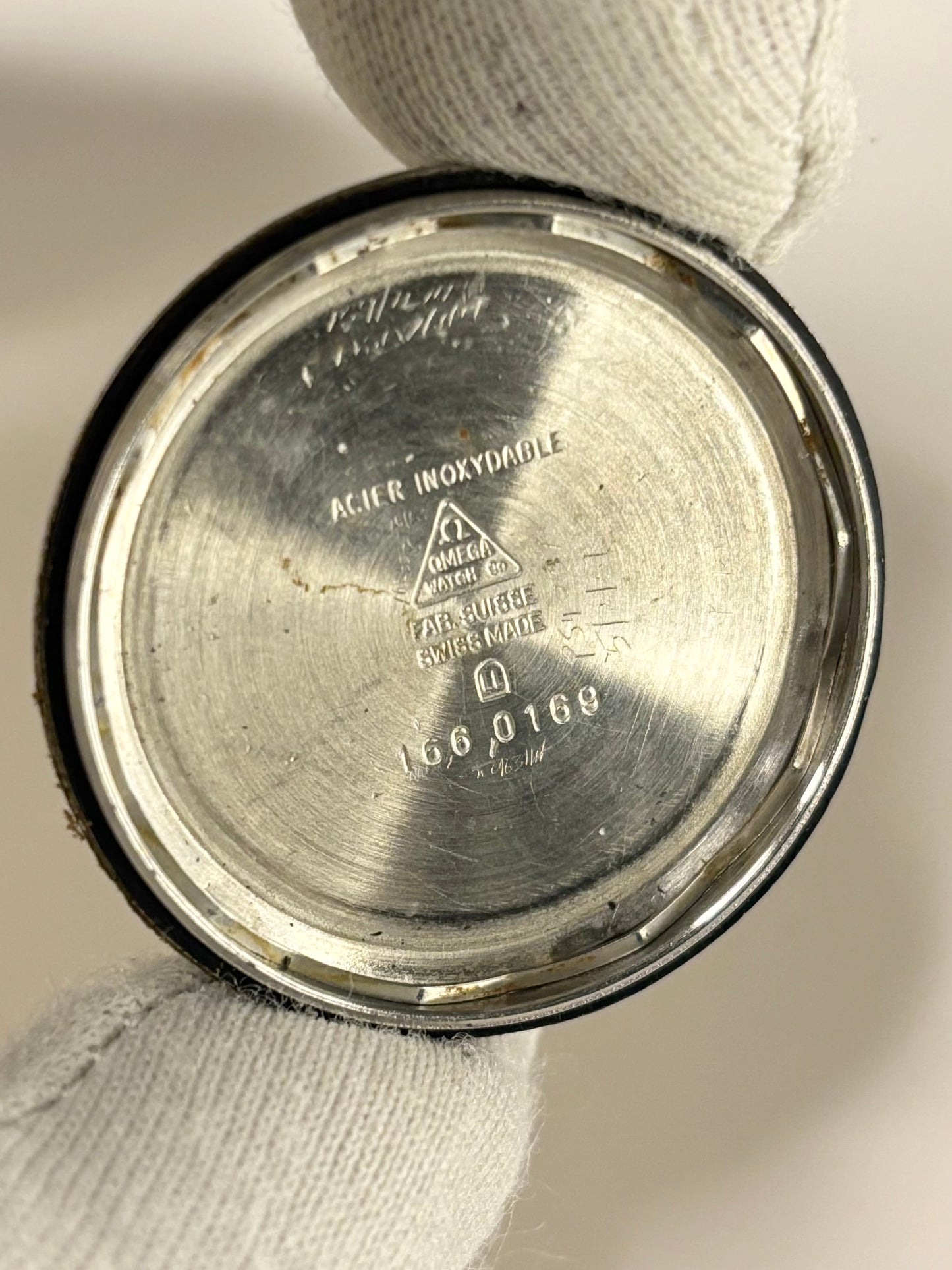 Caseback of Omega Genève vintage men’s watch ref. 166.0169 with manual wind movement cal. 601