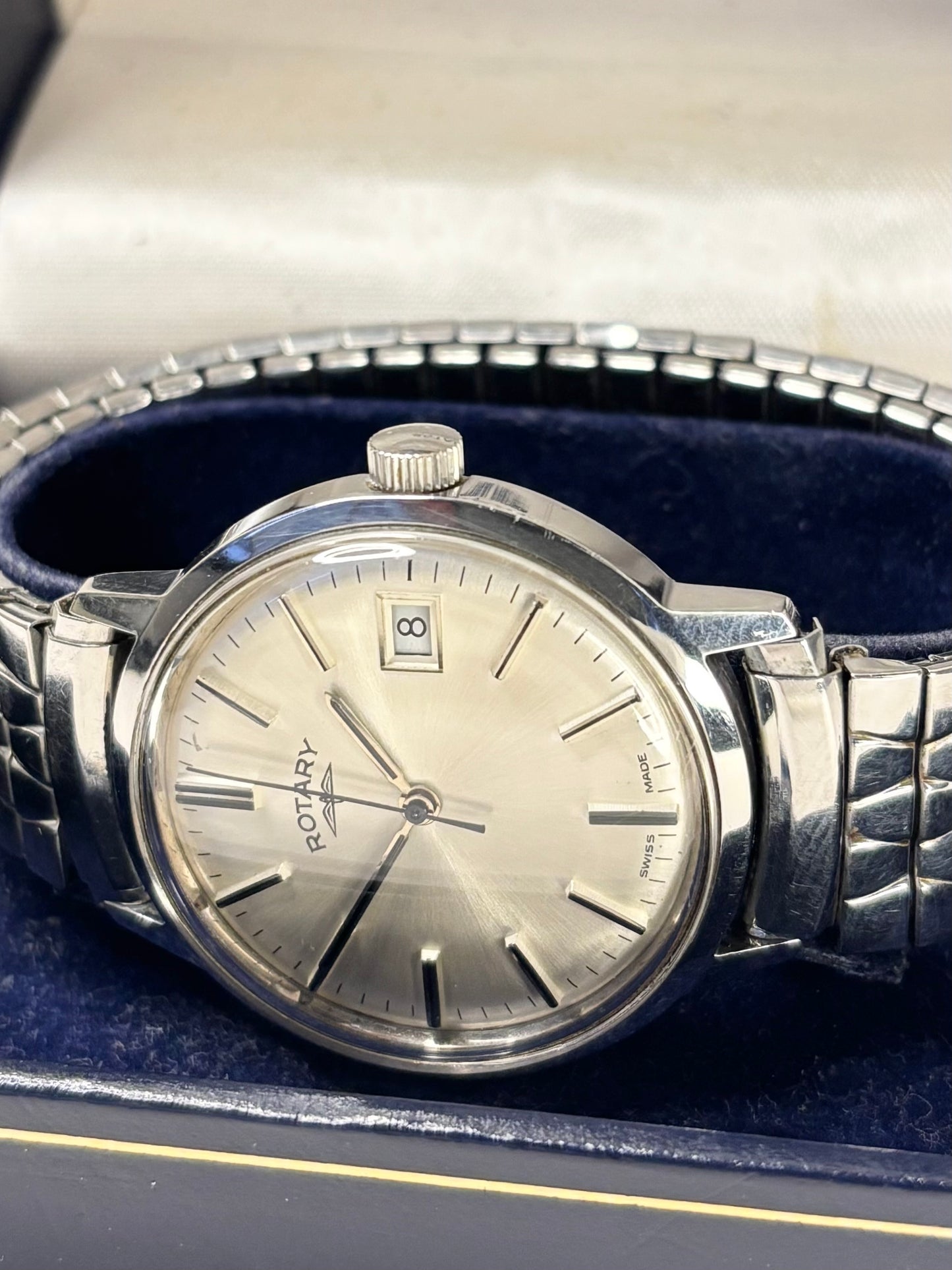 Rotary 1981 men’s dress timekeeper powered by reliable Swiss manual wind movement