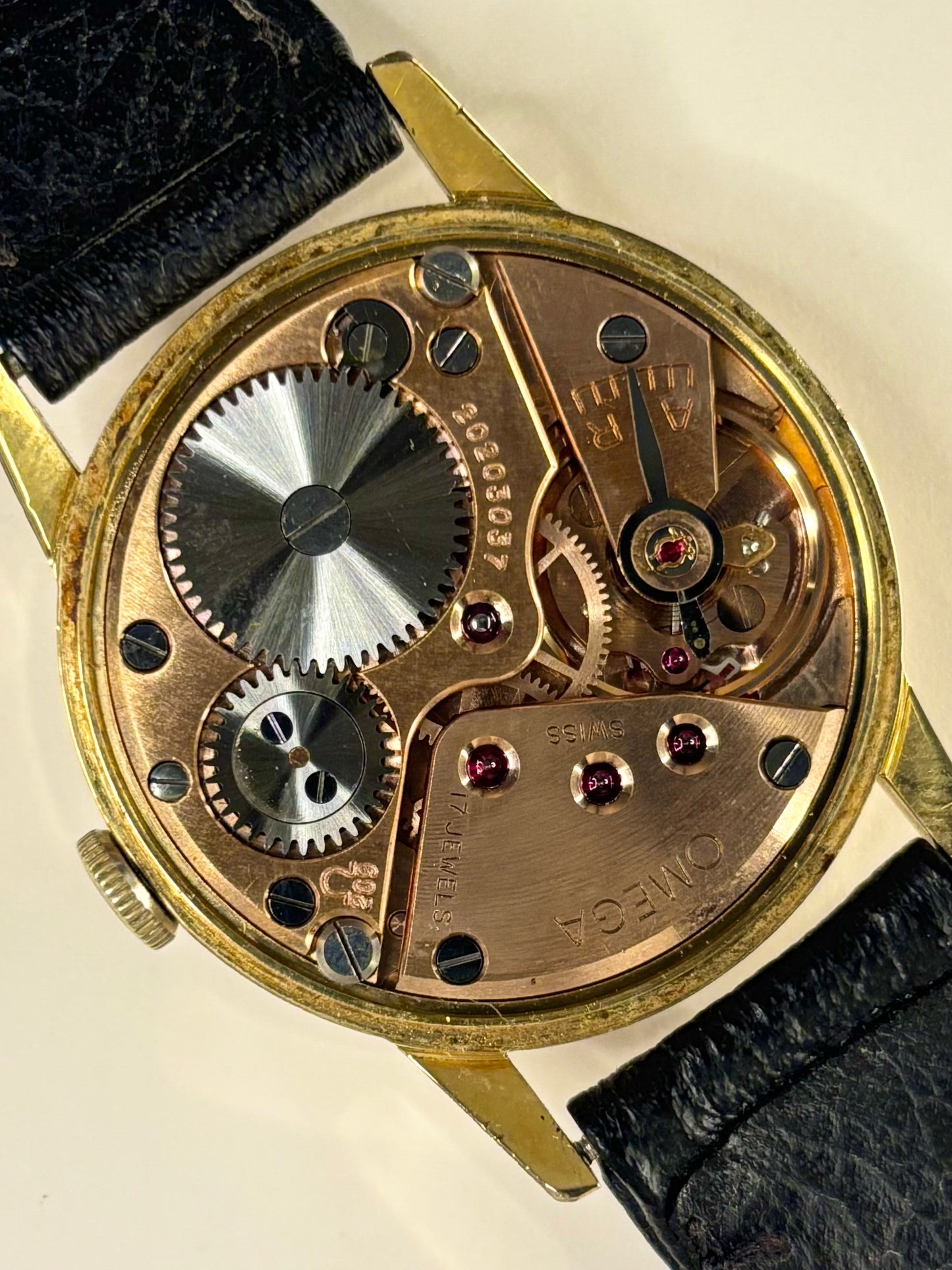 Detailed movement view of Omega Ref. 121.001 men’s vintage dress timekeeper calibre 269 manual
