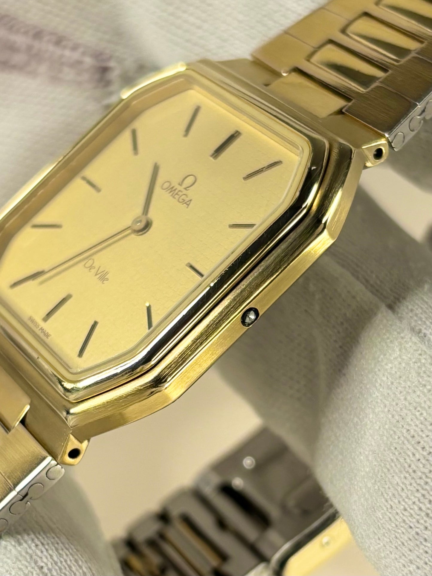 1978 Omega De Ville ref. 1365 — quartz mechanism showcased in slim gold-plated case with elegant side profile and crown detail