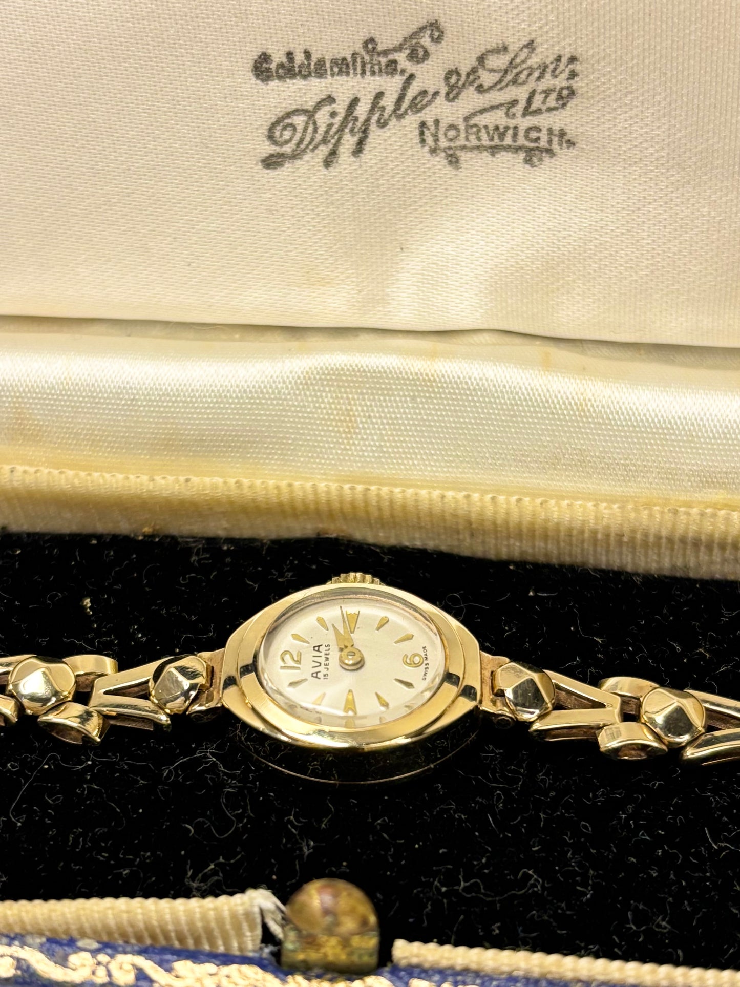 Avia 1966 ladies watch powered by reliable Swiss manual wind movement in solid gold case