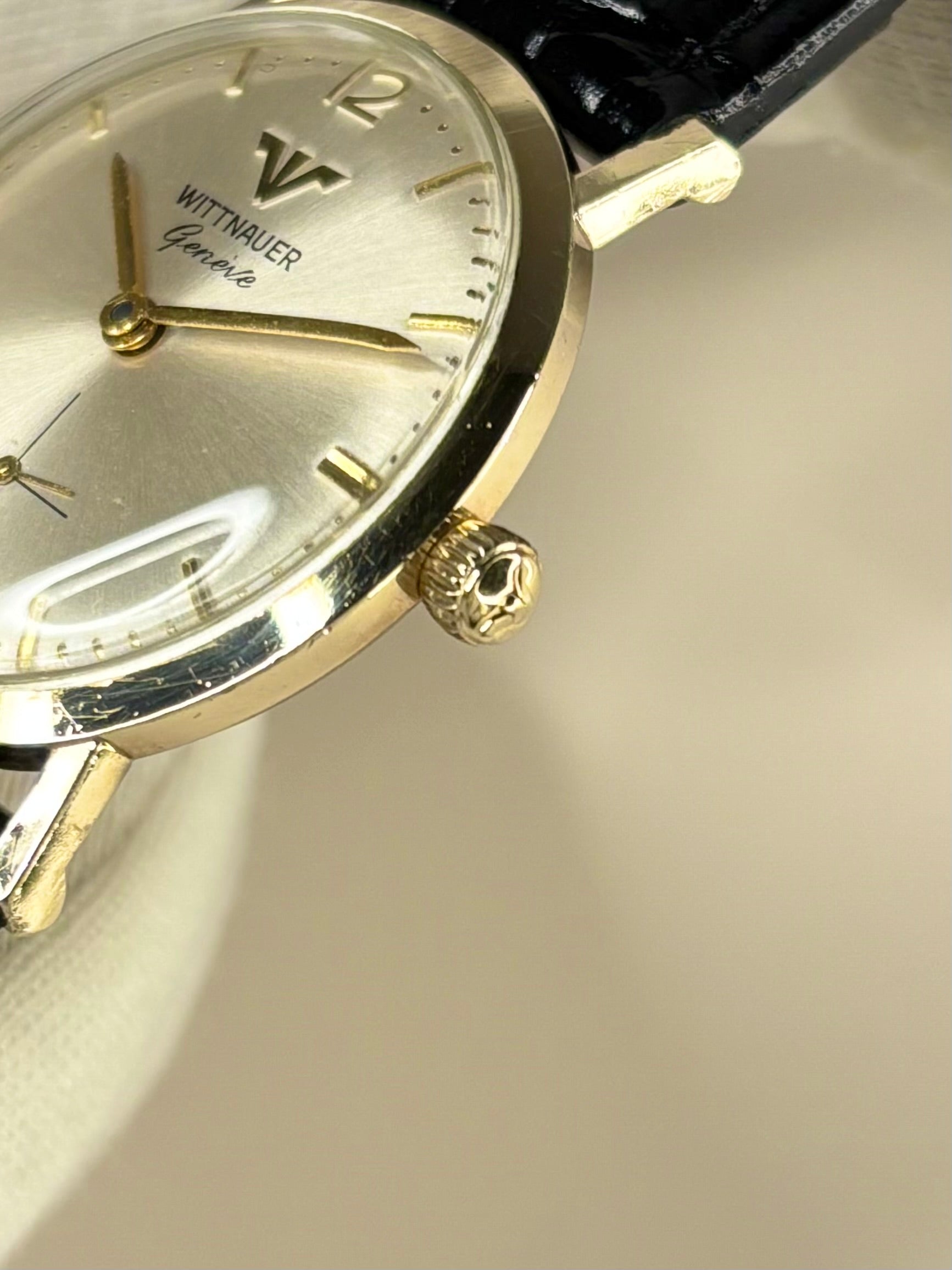 Side profile of Longines Wittnauer 1960s vintage men’s dress timekeeper watch signed gold crown