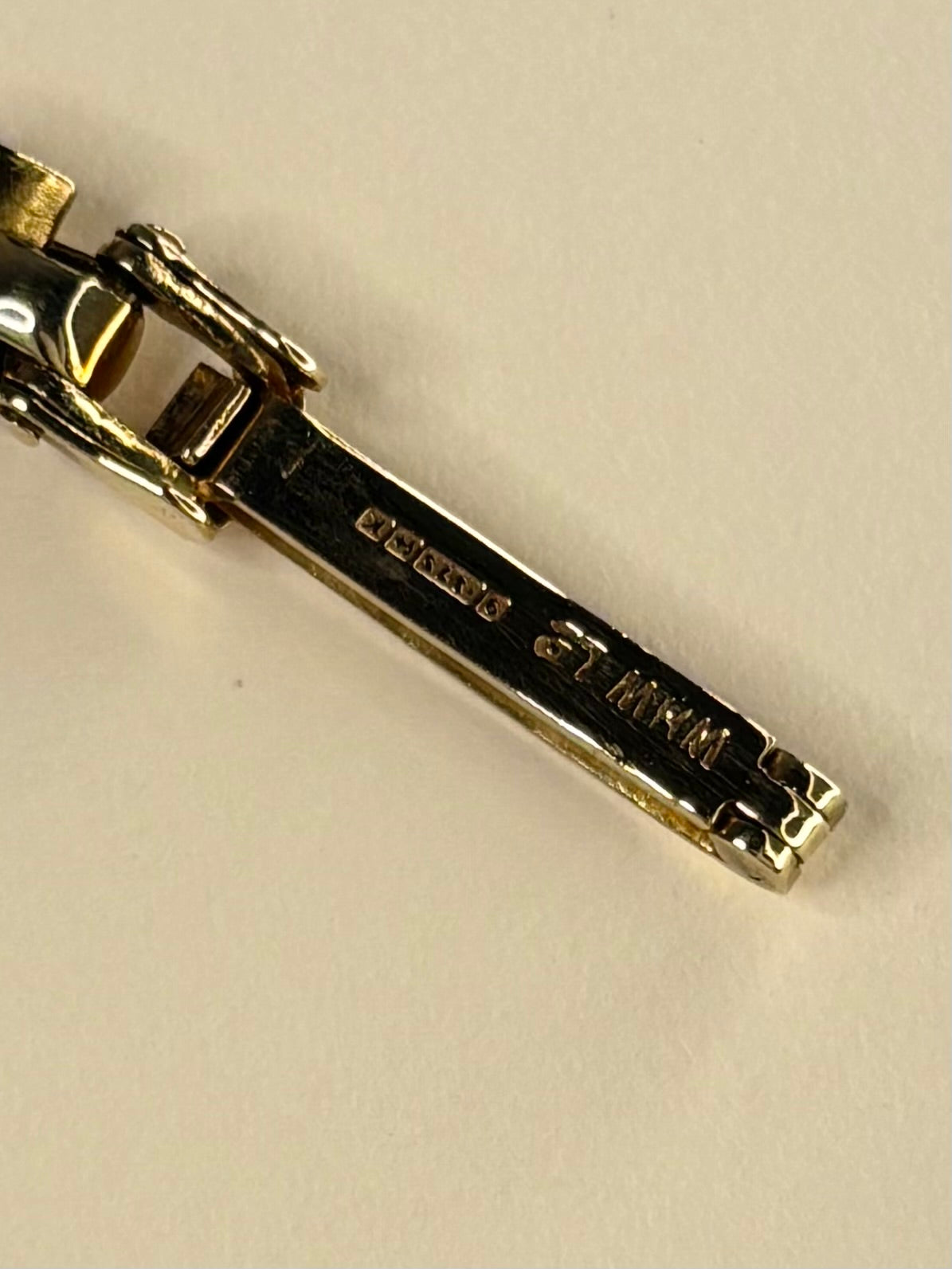 Avia 1966 solid gold ladies vintage timekeeper bracelet view with hallmark details and presentation box