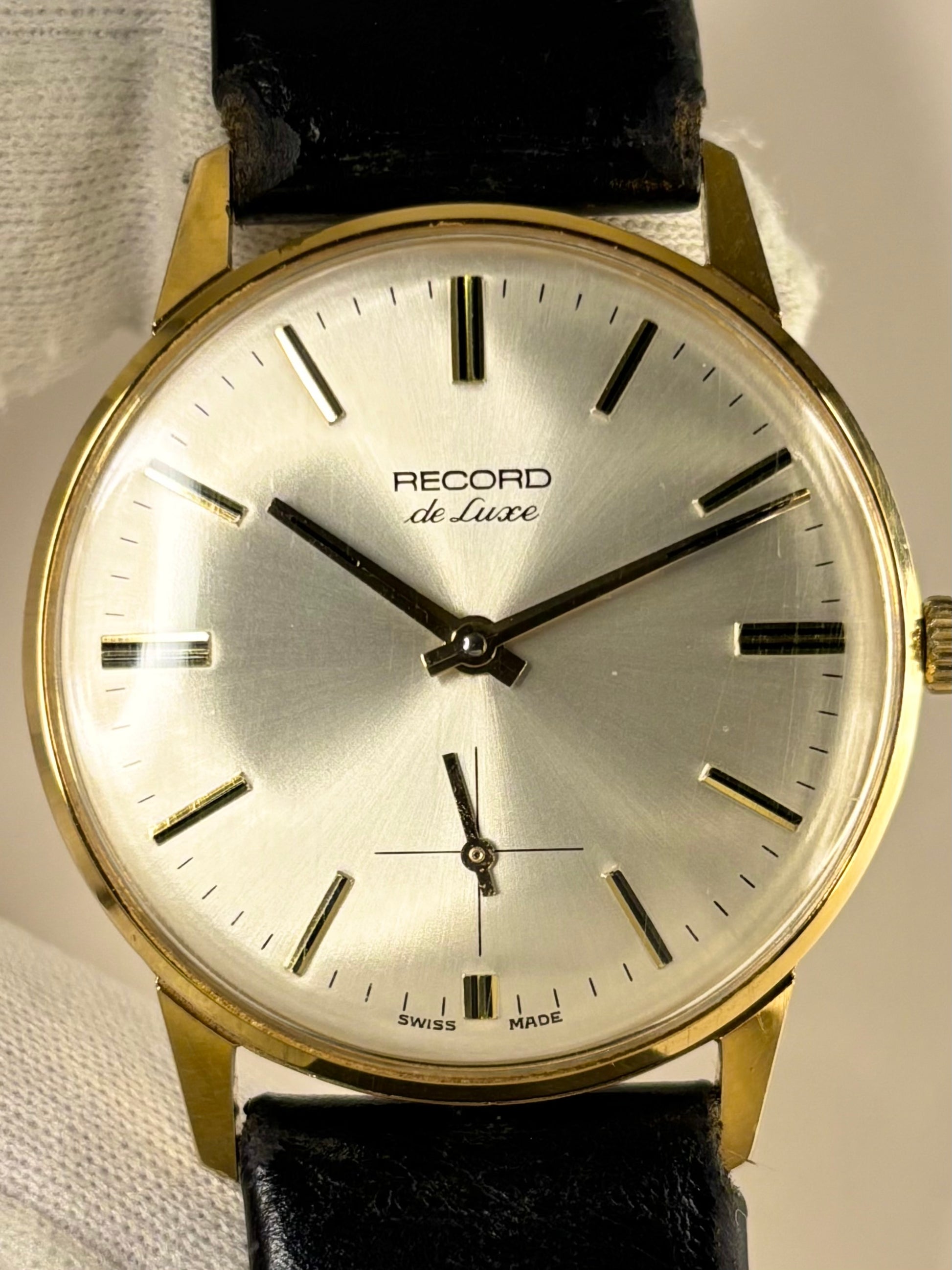 Close up of Record De Luxe 1960s vintage dress watch sunburst dial gold case