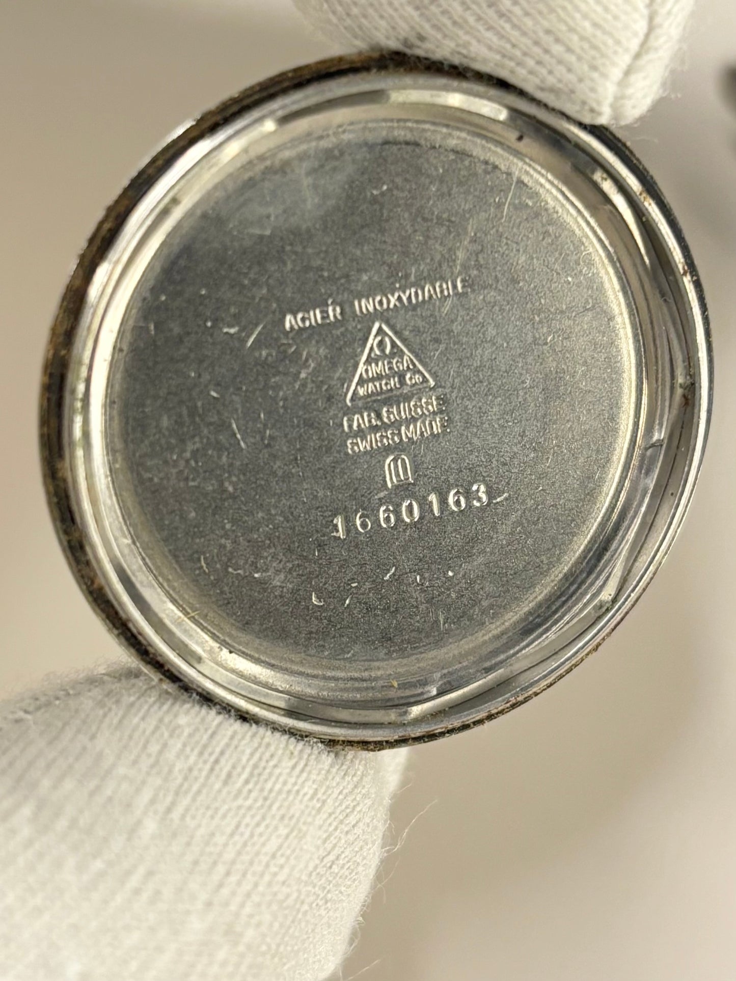 Caseback of Omega Genève vintage men’s watch ref. 166.0163 with automatic movement