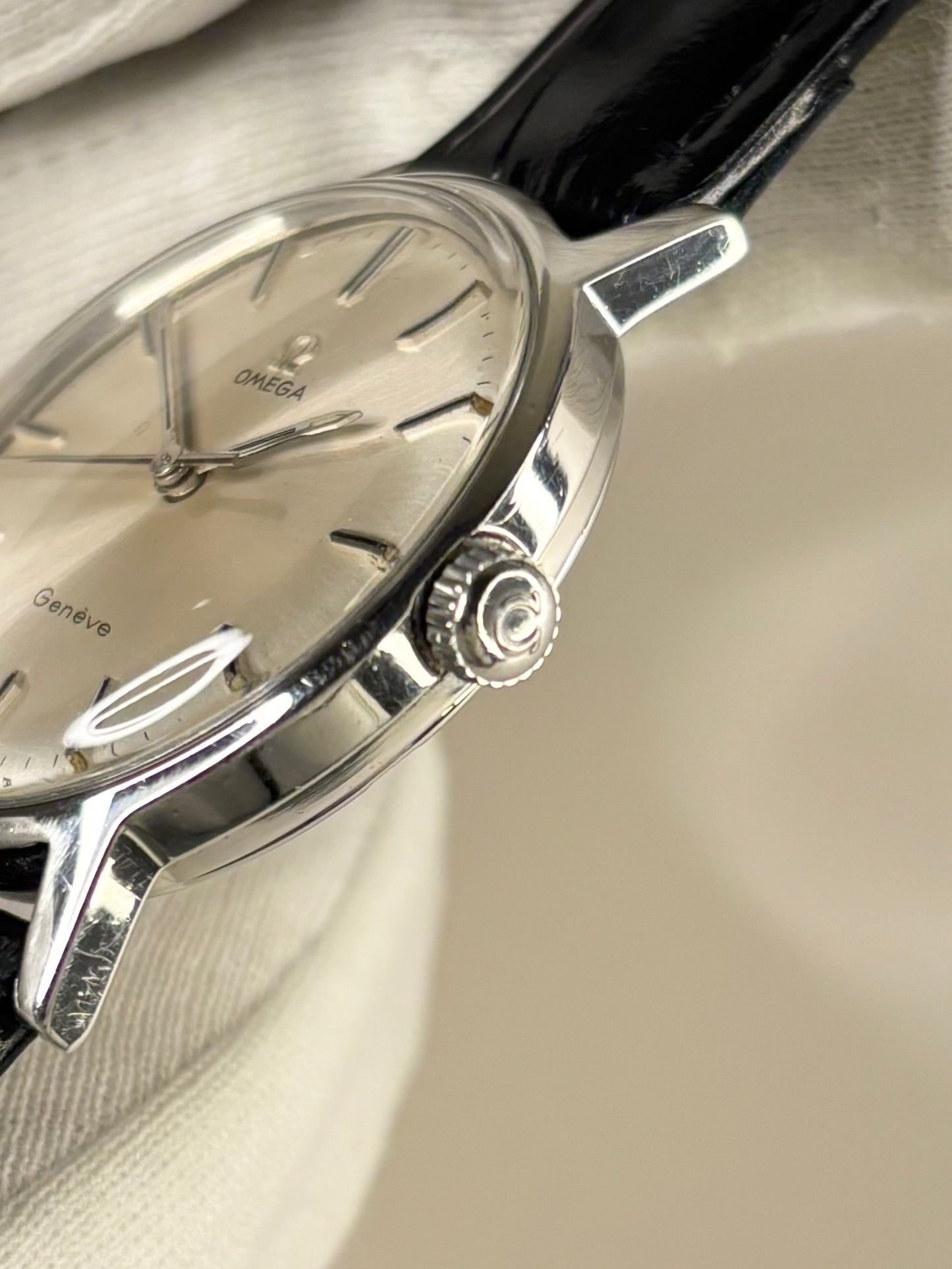 Side view of Omega Genève 1970s men’s dress watch, stainless steel case, manual calibre 601