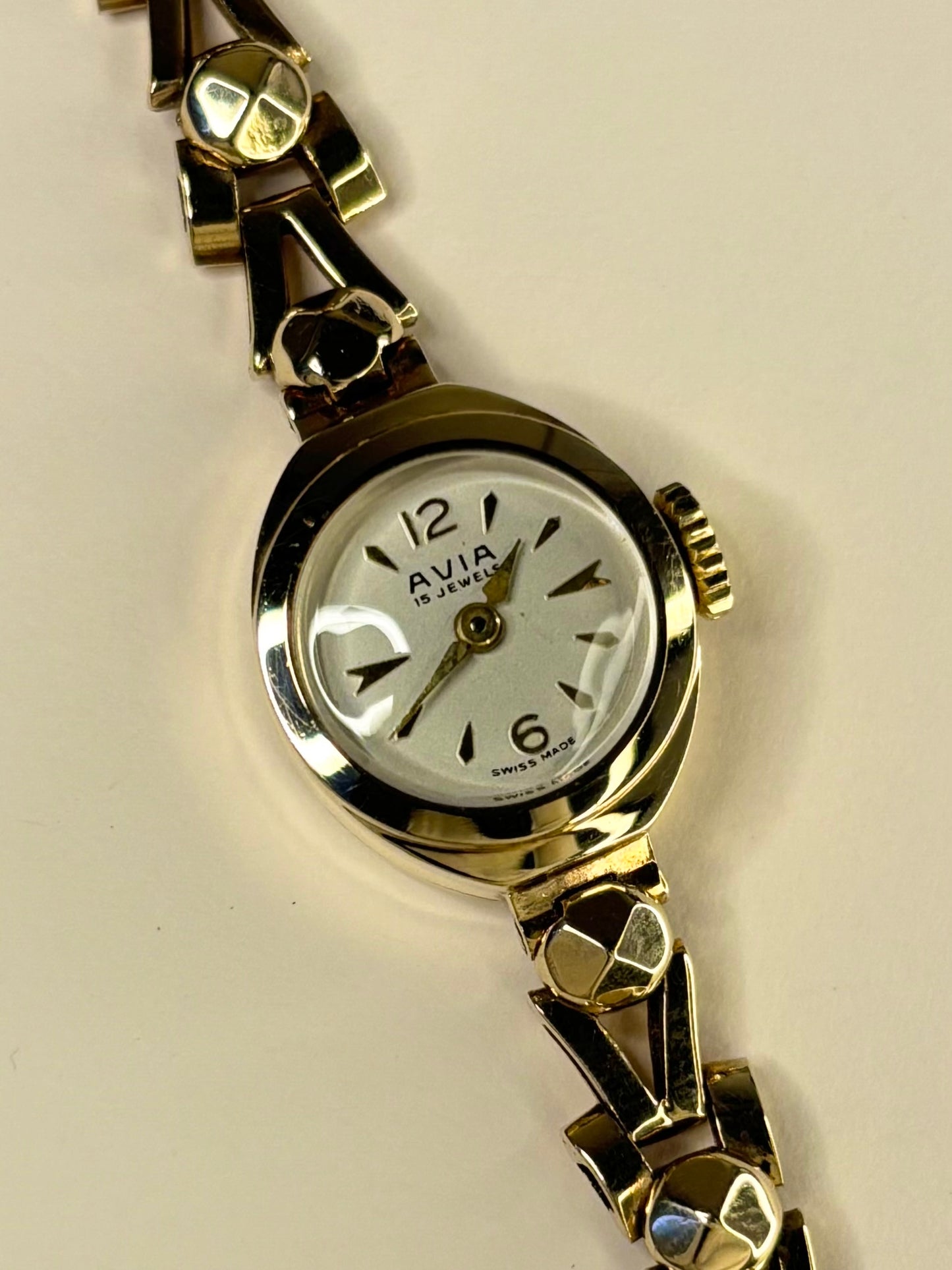 Refined Avia 1966 ladies solid gold vintage timekeeper with minimalist Swiss styling