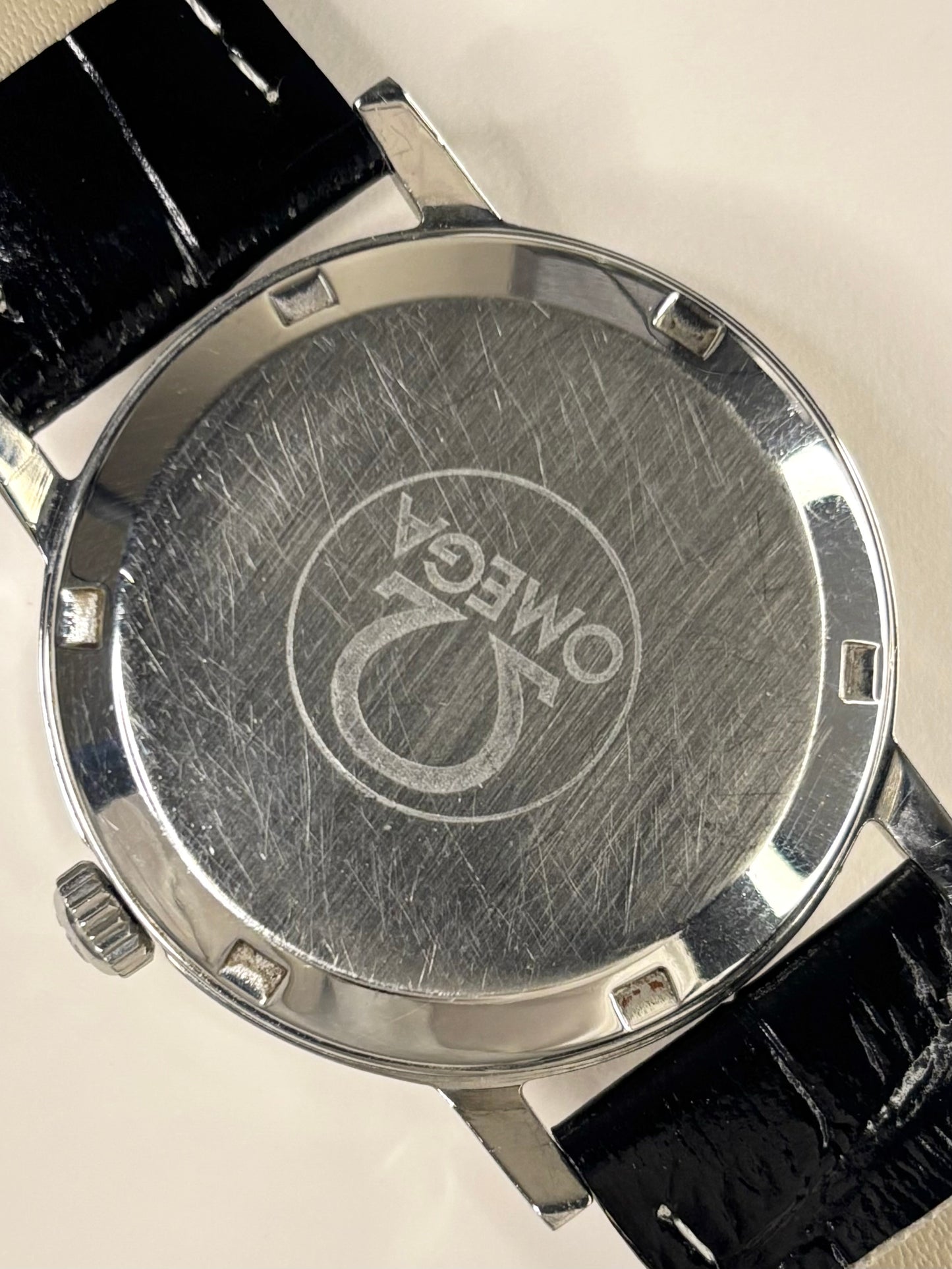 Caseback of Omega Genève vintage men’s watch ref. 166.0169 with manual wind movement cal. 601
