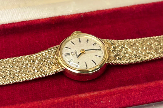 The 5 Best Anniversary Gifts for a Lady - A Vintage Watch She Will Treasure Forever