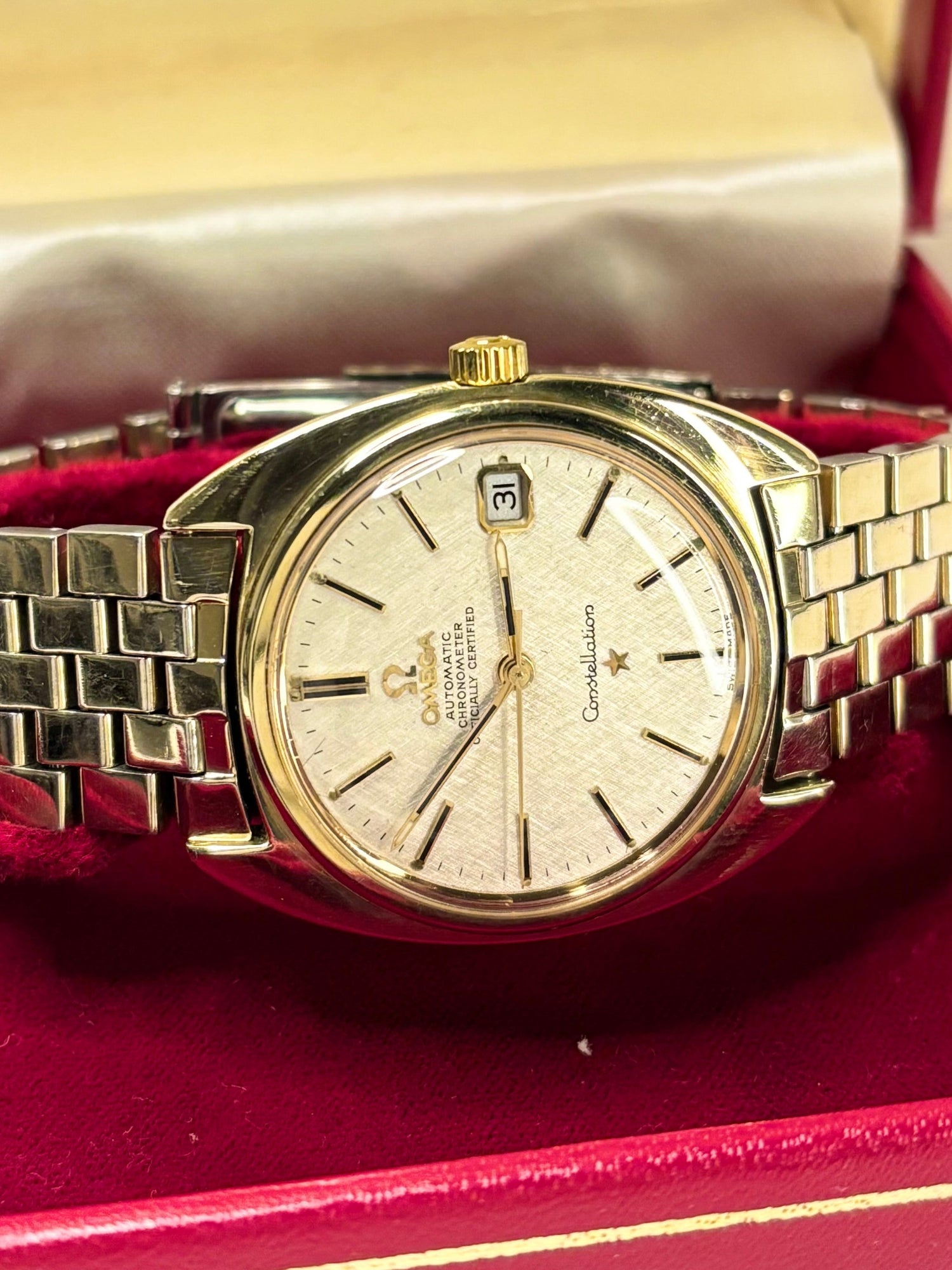 Omega Constellation men’s timepiece model 168.017 with linen dial and gold-plated case, powered by calibre 564 automatic timekeeper, plus original box