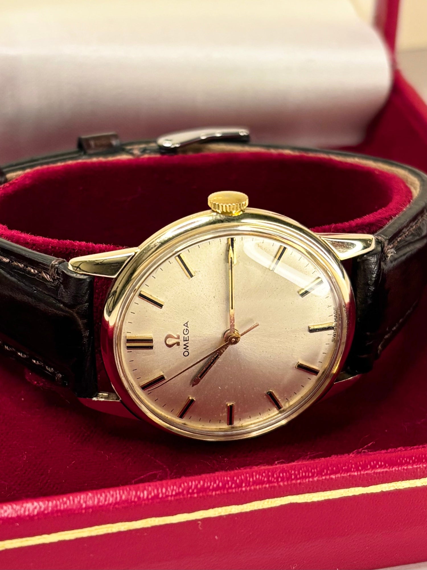 Vintage Omega ref. 131.5418 manual timepiece – c.1965 men's solid 9ct gold dress watch with white sunburst dial, in great condition with only minor age-appropriate marks, recently serviced, complete with original box and manual.