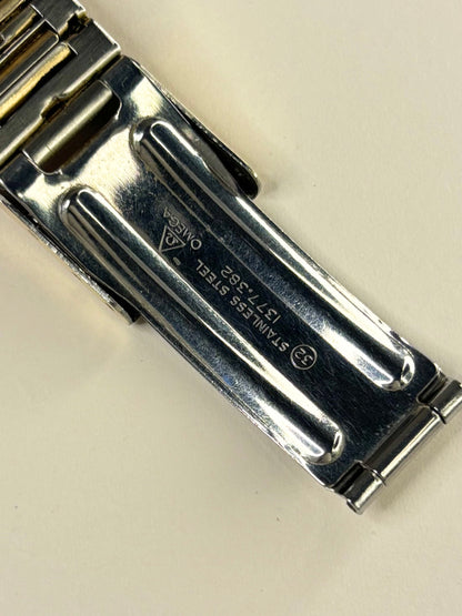 Vintage Omega De Ville dress timepiece from 1978 — reference 1365 quartz, 30mm gold-plated case with bracelet and manual 1377.382 No. 32 bracelet
