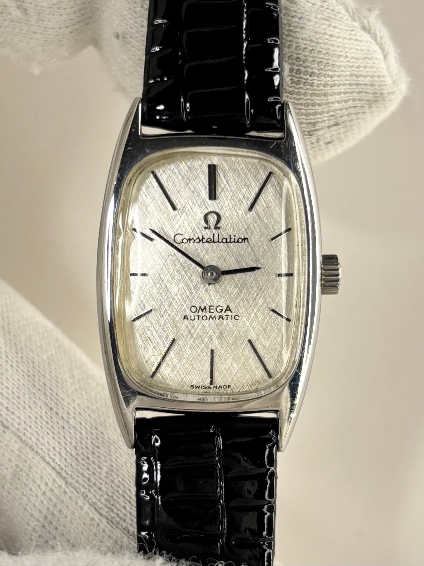 Premium luxury vintage Omega Constellation ladies timepiece from the 1970s, model 551.029, featuring a silver-toned dial and stainless steel case with a refined handmade automatic timekeeper.