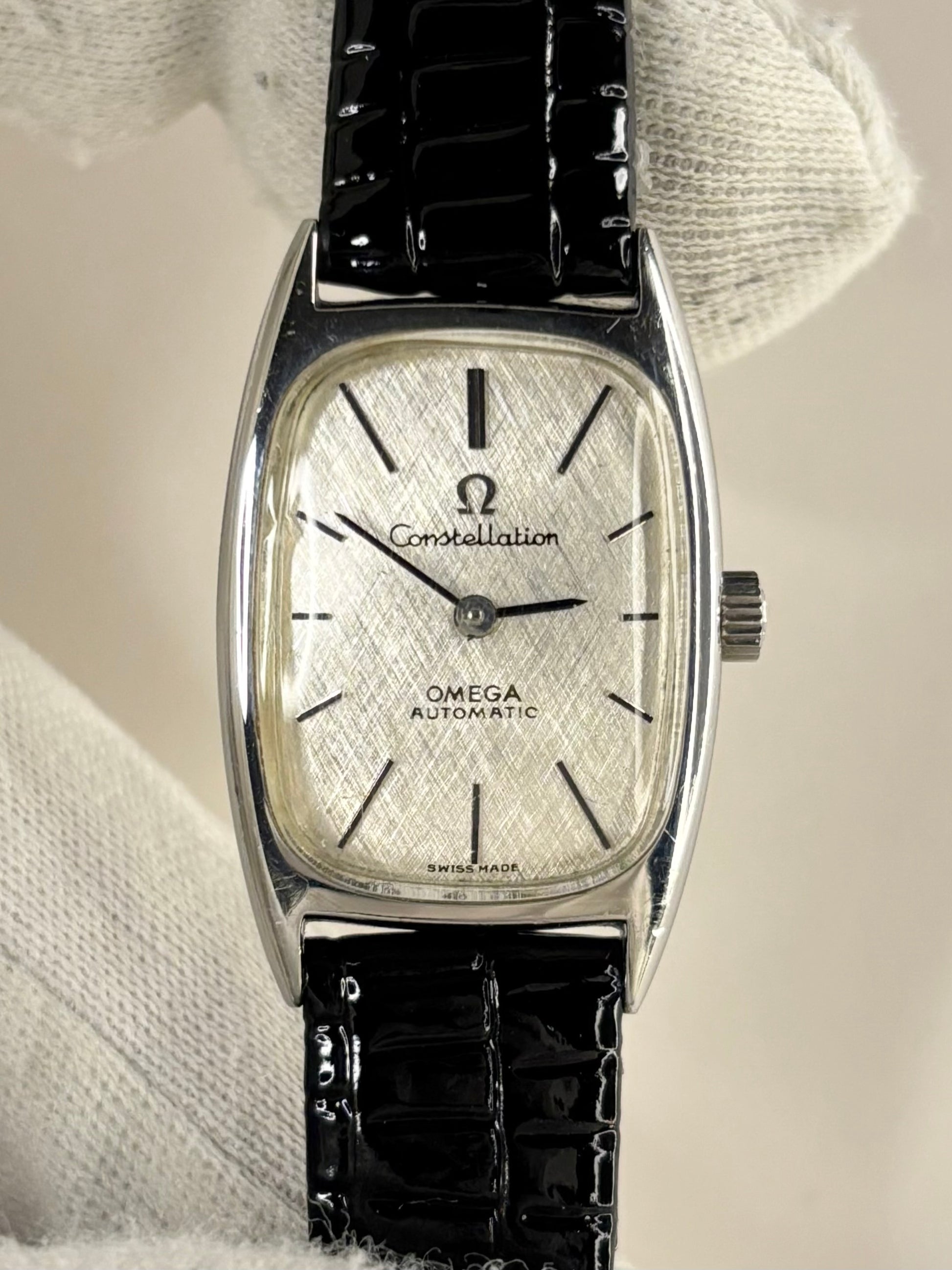 Premium luxury vintage Omega Constellation ladies timepiece from the 1970s, model 551.029, featuring a silver-toned dial and stainless steel case with a refined handmade automatic timekeeper.