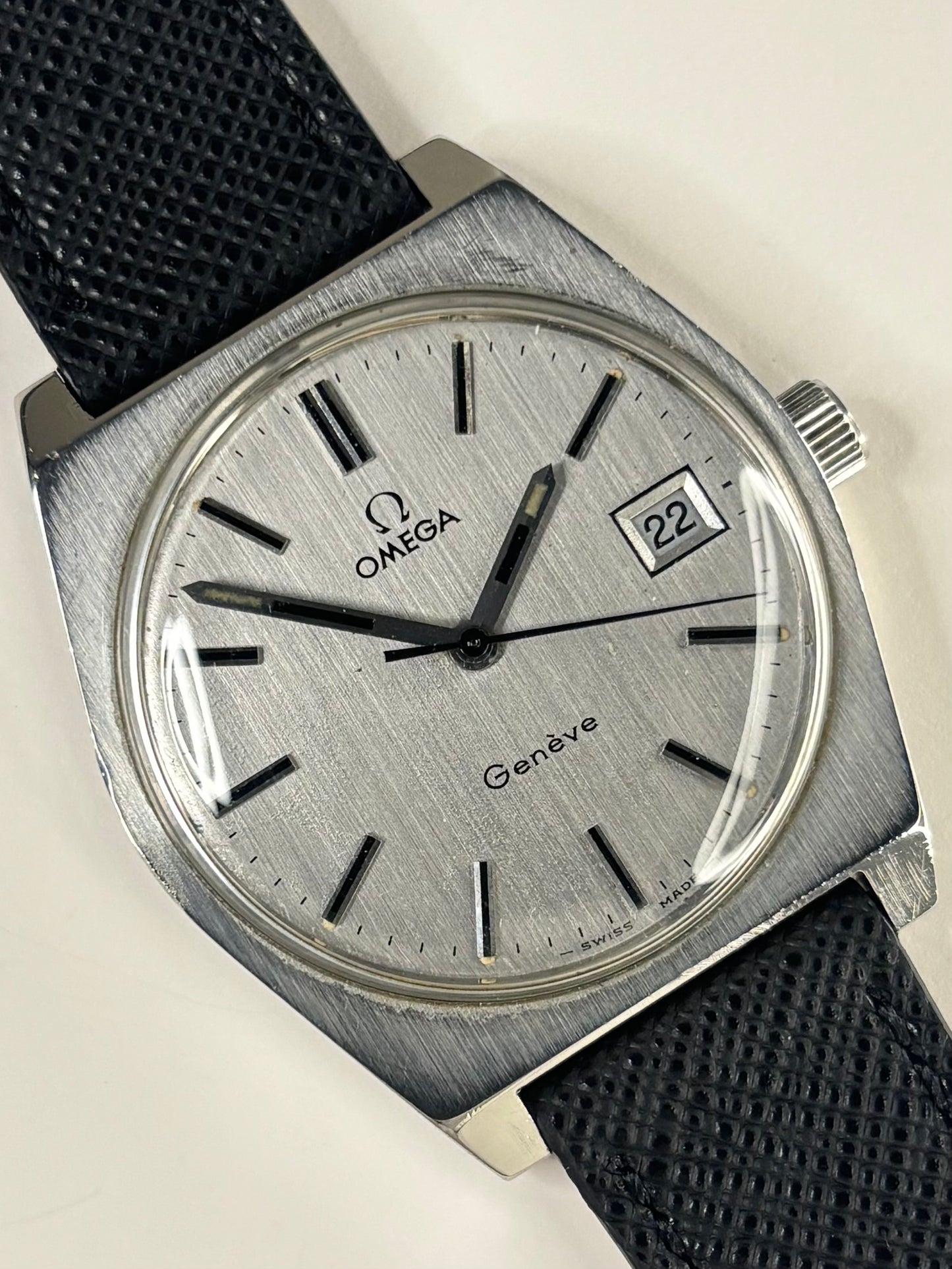 Vintage c.1972 Omega Geneve ref. 136.0049 manual timepiece – men's stainless steel dress watch with silver-toned dial, in great condition with only minor age-appropriate marks