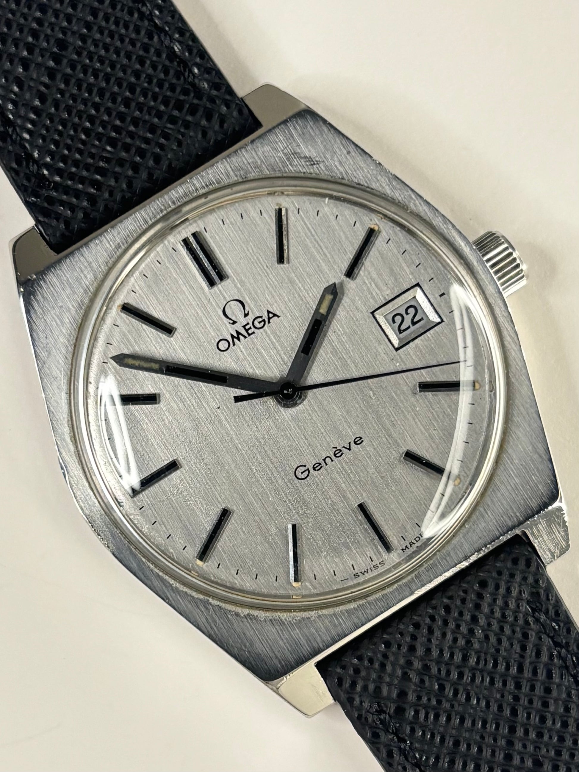 Vintage c.1972 Omega Geneve ref. 136.0049 manual timepiece – men's stainless steel dress watch with silver-toned dial, in great condition with only minor age-appropriate marks