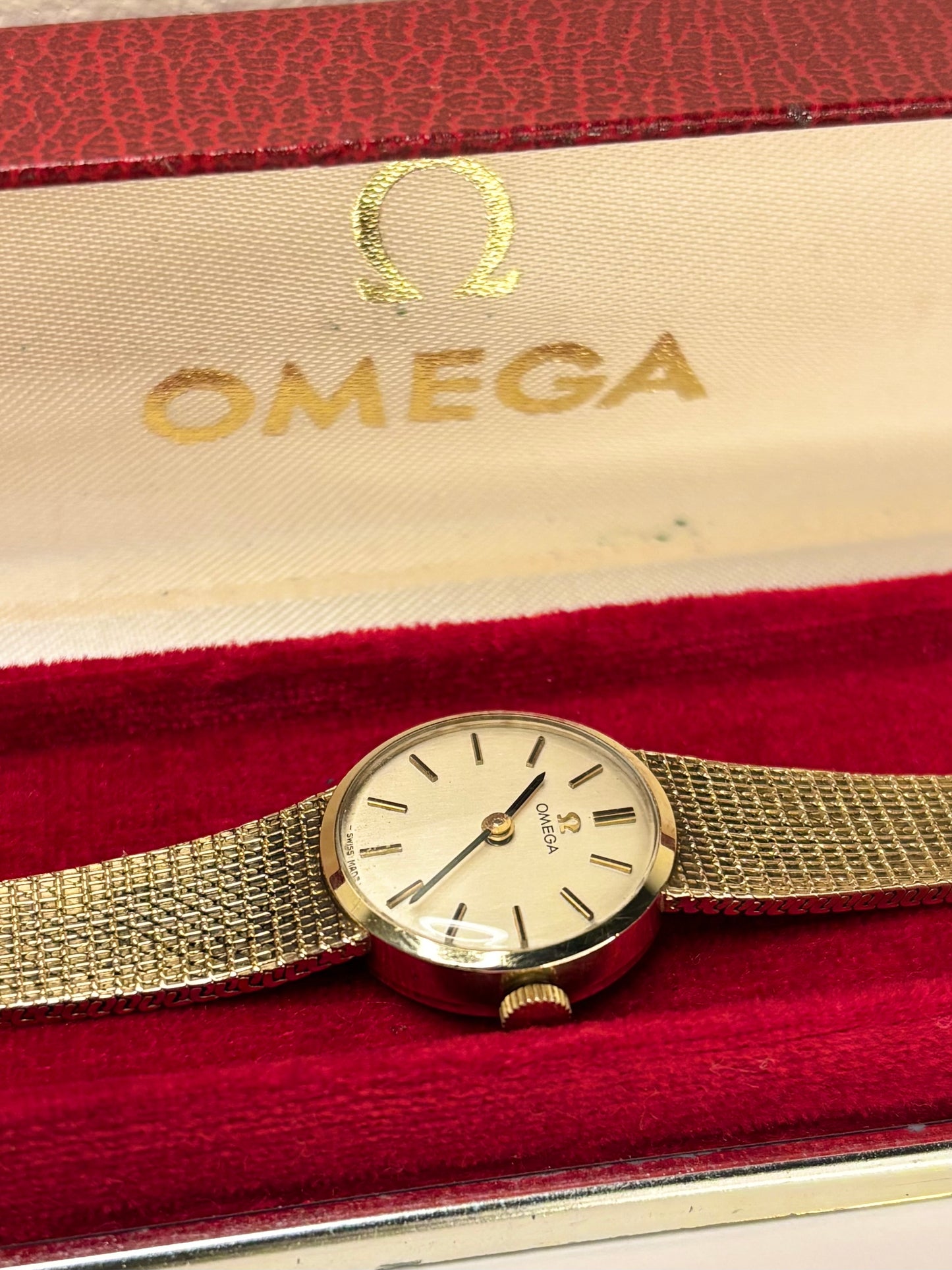 Vintage c.1978 Omega ref. 711.5531 manual timepiece – ladies' solid 9ct gold dress watch in great condition with only minor age-appropriate marks, complete with original box