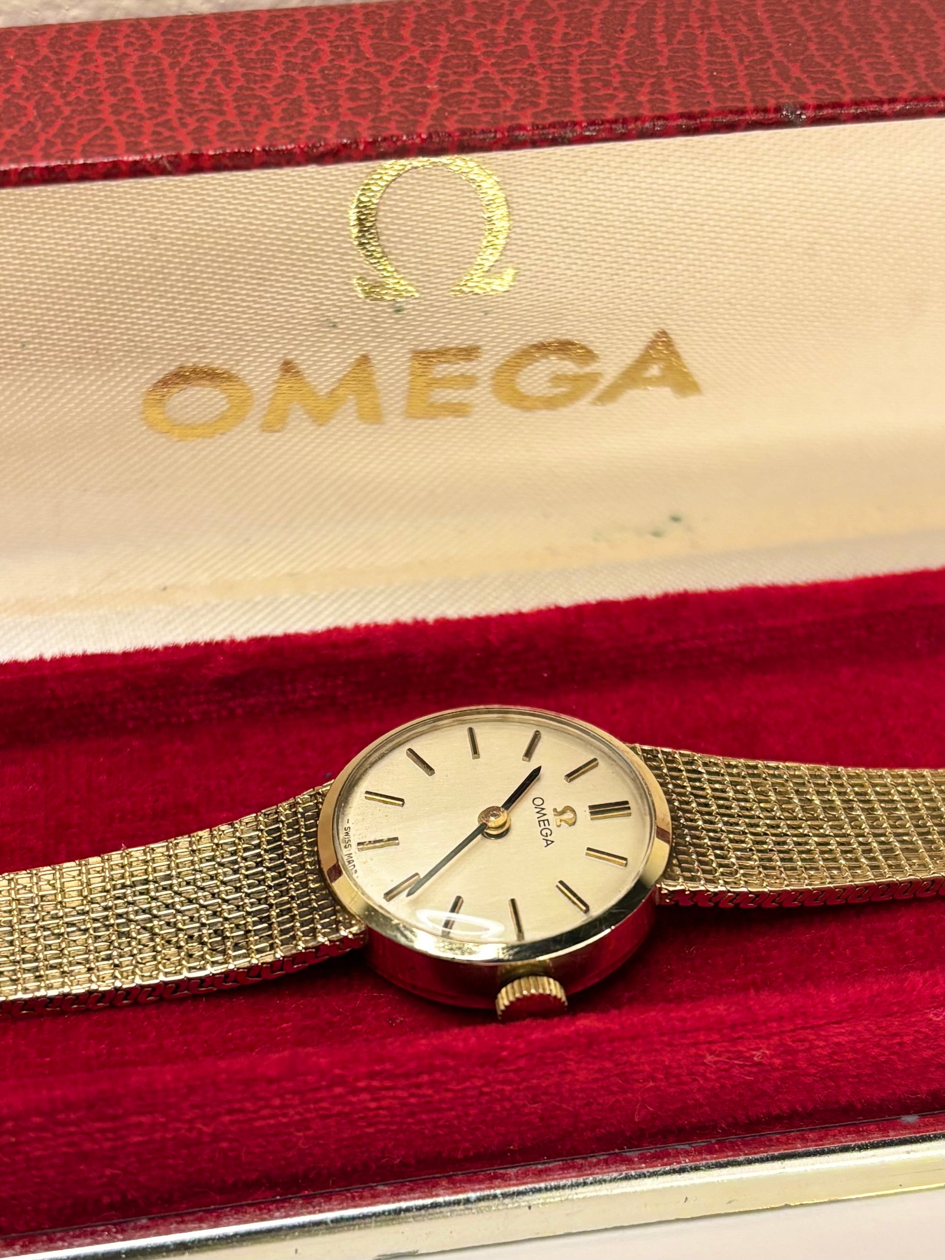 Vintage c.1978 Omega ref. 711.5531 manual timepiece – ladies' solid 9ct gold dress watch in great condition with only minor age-appropriate marks, complete with original box