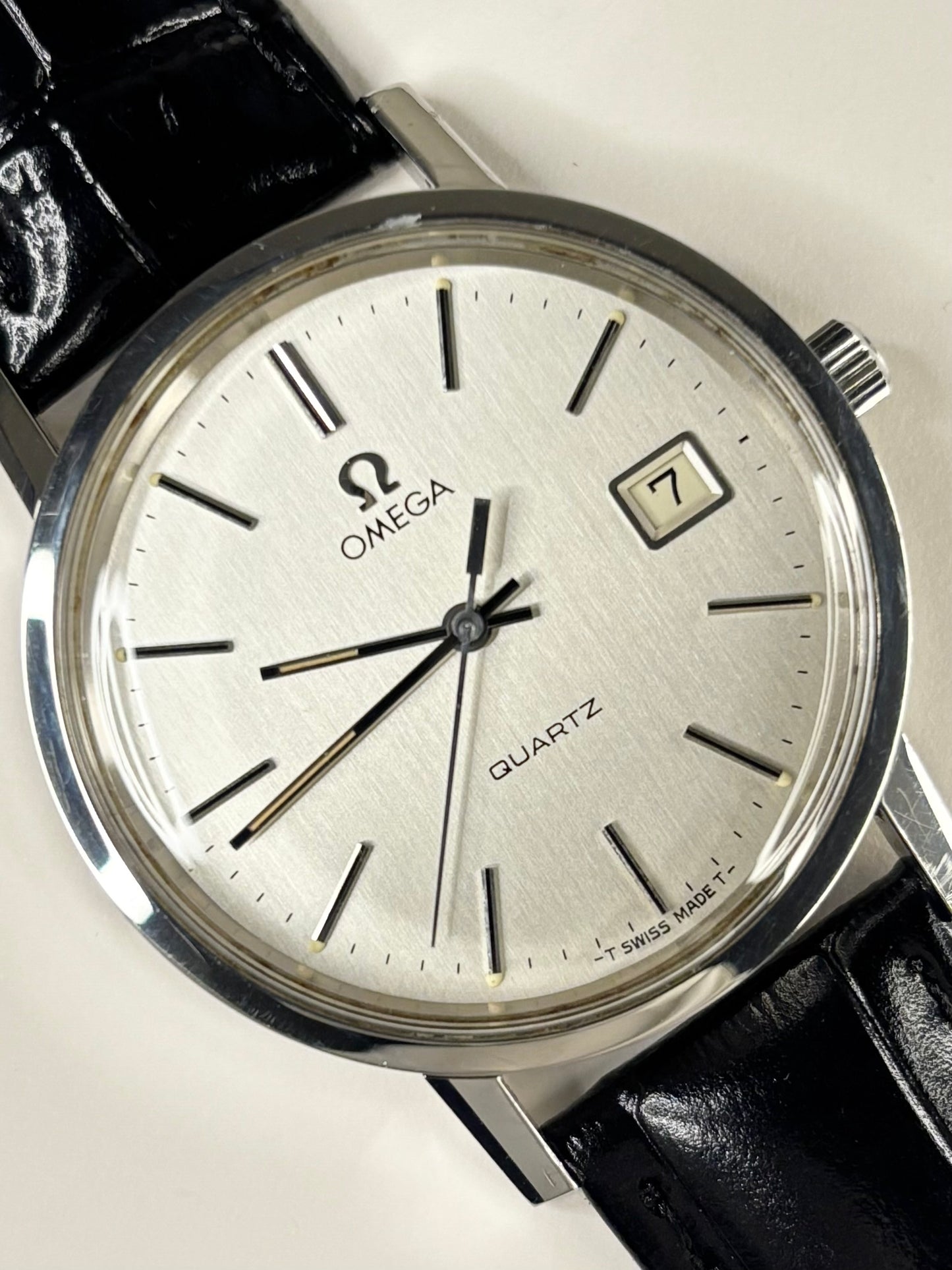 Omega men’s dress timepiece model 196.0160 with stainless steel case and classic dial, powered by calibre 1342 quartz timekeeper