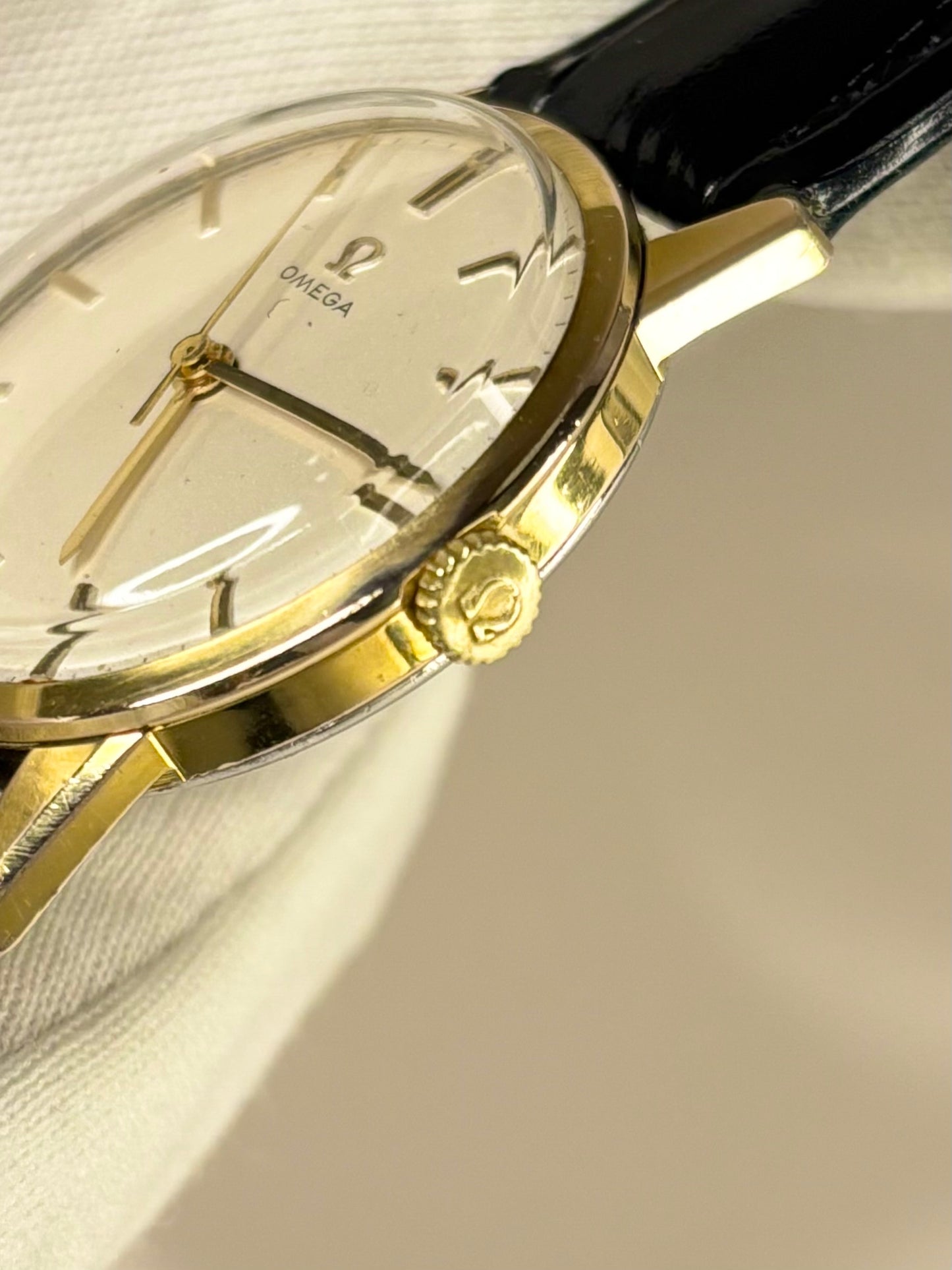 Side view of Omega 1950s men’s dress watch, gold-plated case, manual calibre 285 omega signed crown 