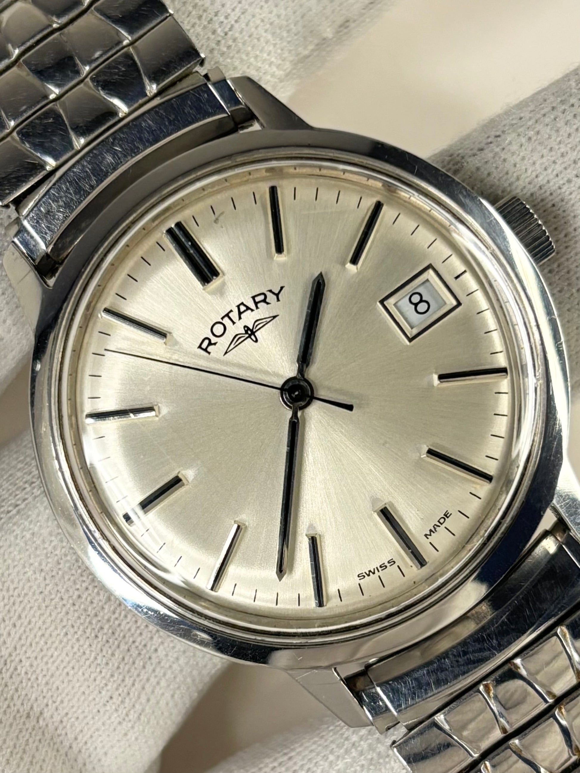 Rotary 1981 men’s dress timekeeper powered by reliable Swiss manual wind movement
