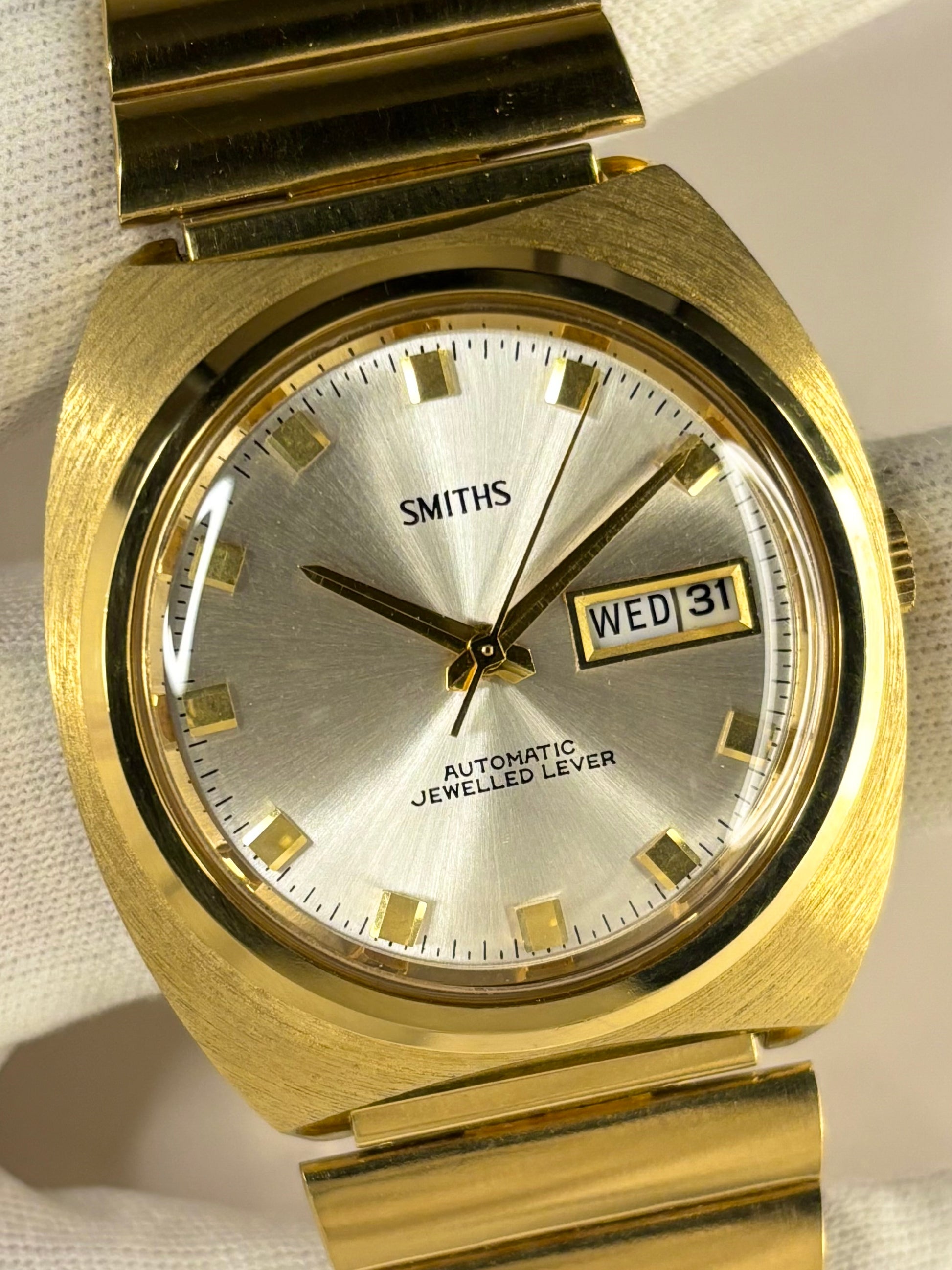Premium luxury vintage Smiths automatic timepiece from the 1970s, featuring a white sunburst dial and gold-plated case, a classic handmade British timekeeper in excellent condition.