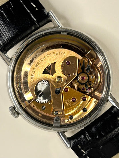 Detailed movement view of Omega Ref. 161.009 men’s vintage dress timekeeper calibre 552 automatic