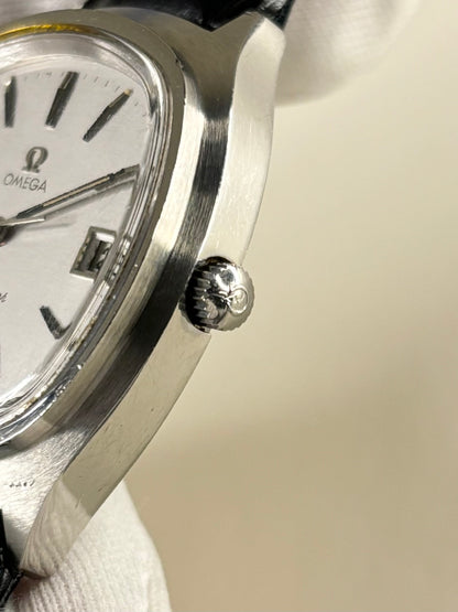 Side profile of Omega Seamaster Ref. 196.0073 men’s vintage 1976 timekeeper with slim stainless steel case design omega signed crown