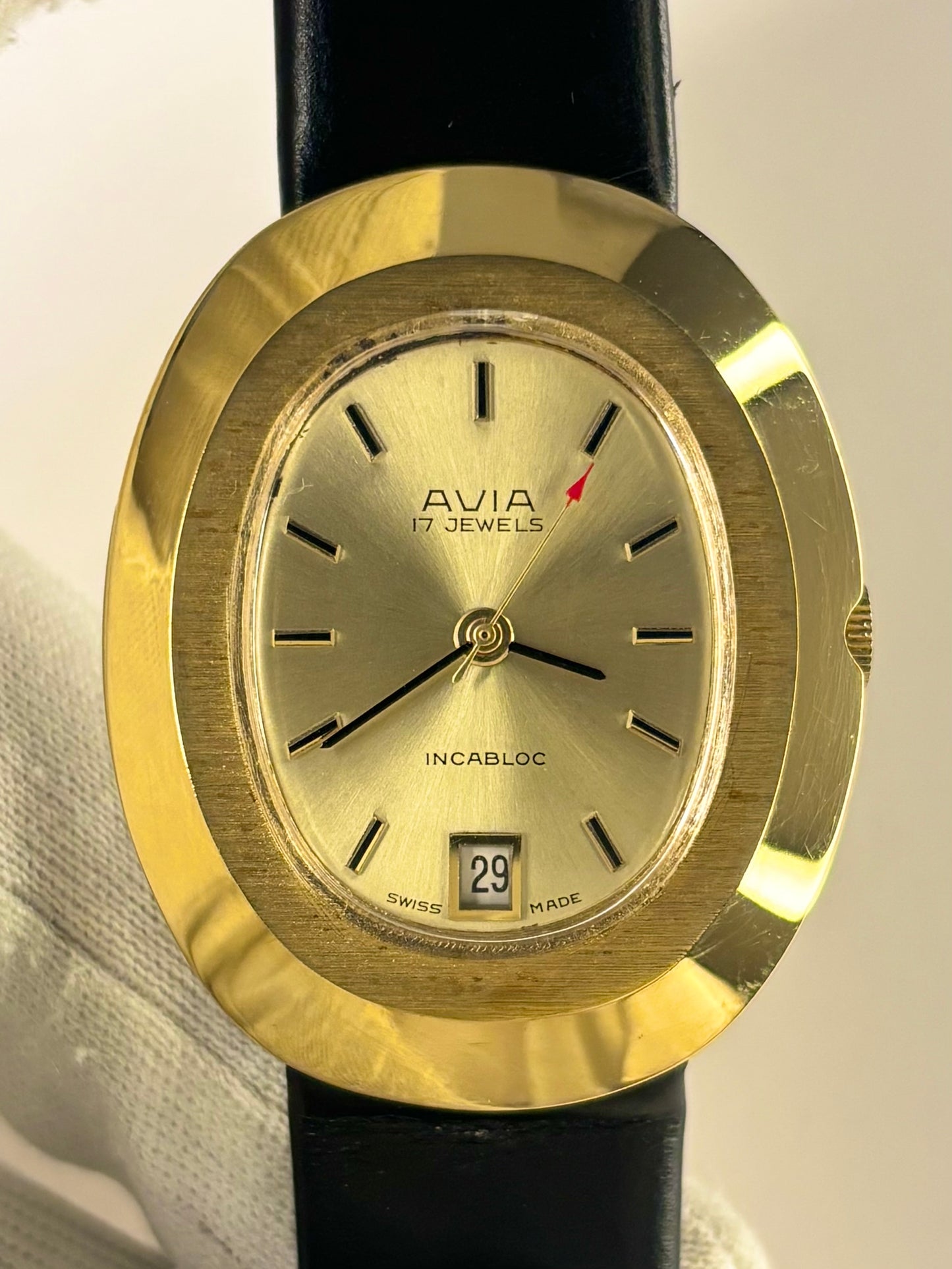 AVIA Vintage 1970’s *+BOX&PAPERS* Men’s Manual Gold Oval Dress Watch