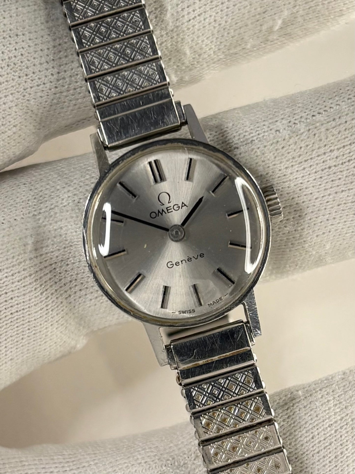 Vintage Omega Geneve manual timepiece – c.1974 ladies' stainless steel dress watch in great condition with only minor age-appropriate marks.