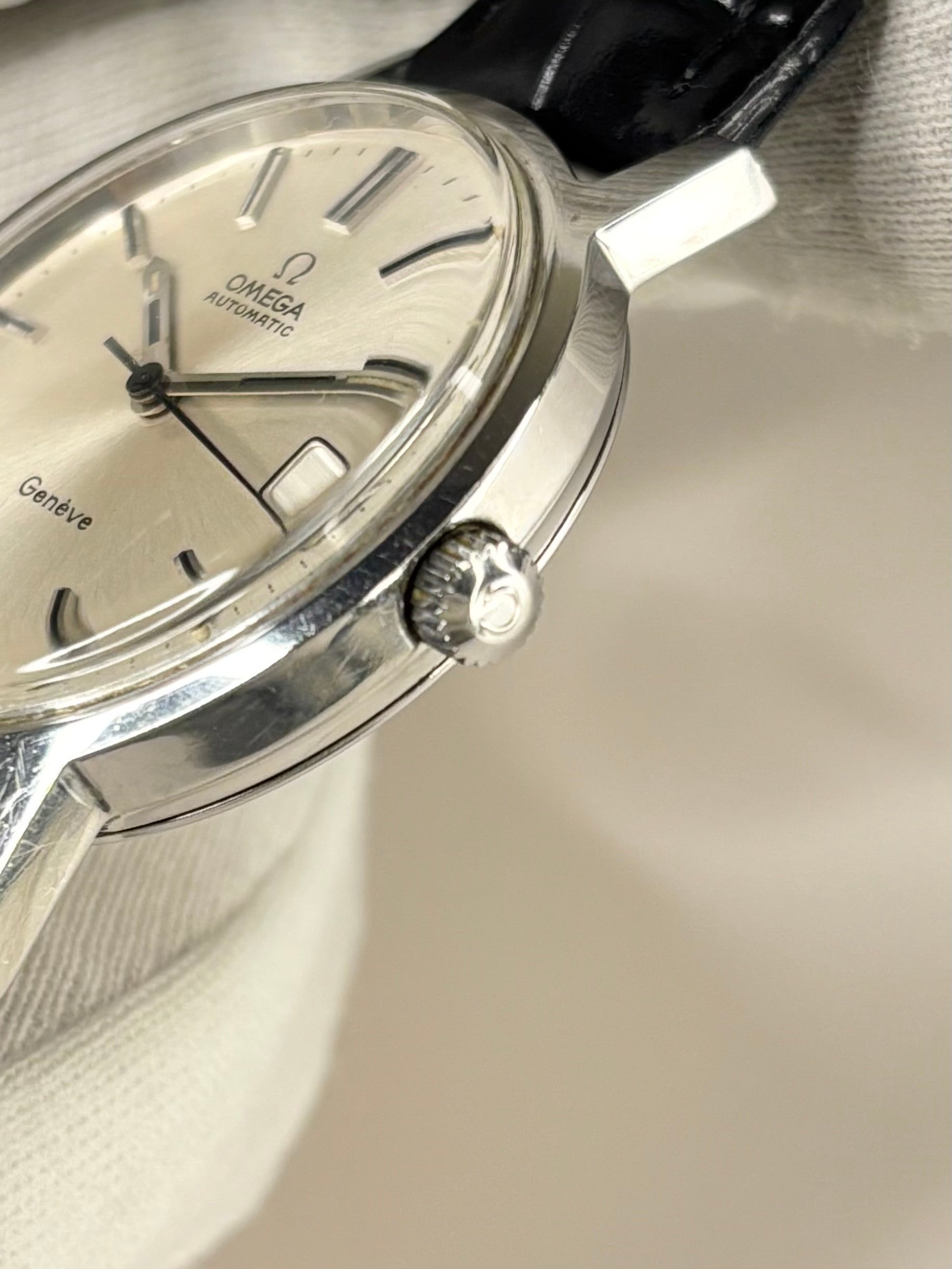 Side view of Omega Genève 1970s men’s dress watch, stainless steel case, automatic cal. 1012 omega signed crown