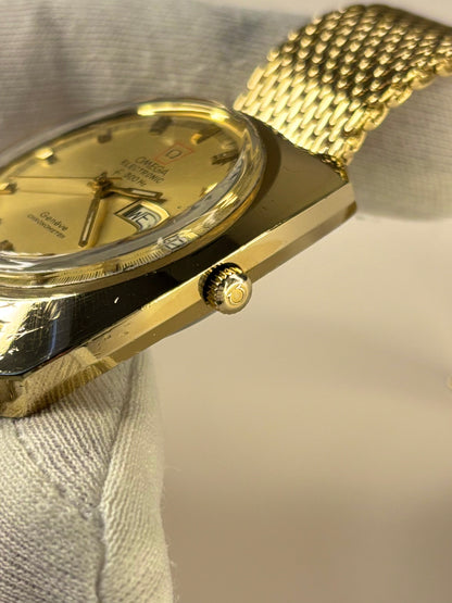 Side profile of Omega Genève Ref. 198.031 timekeeper with slim gold plated case craftsmanship signed omega crown