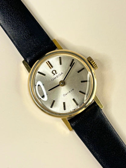 Luxury vintage Omega ladies dress watch from the 1970s with gold-plated case and white sunburst dial, an elegant handmade timepiece and dependable timekeeper