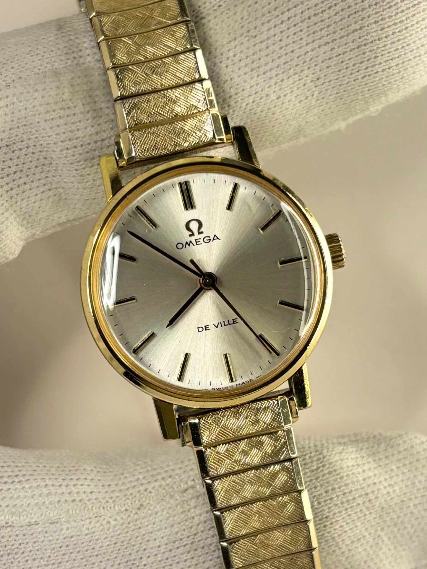 1970s Omega De Ville ladies watch with white sunburst dial and gold-plated case, a classic Swiss vintage timepiece and refined mechanical timekeeper.