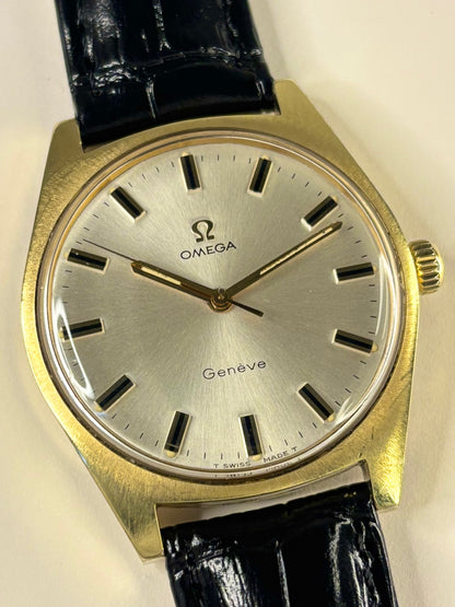 Collectible Omega Genève Ref. 135.041 1969 men’s dress timekeeper featuring white sunburst dial and vintage Swiss craftsmanship
