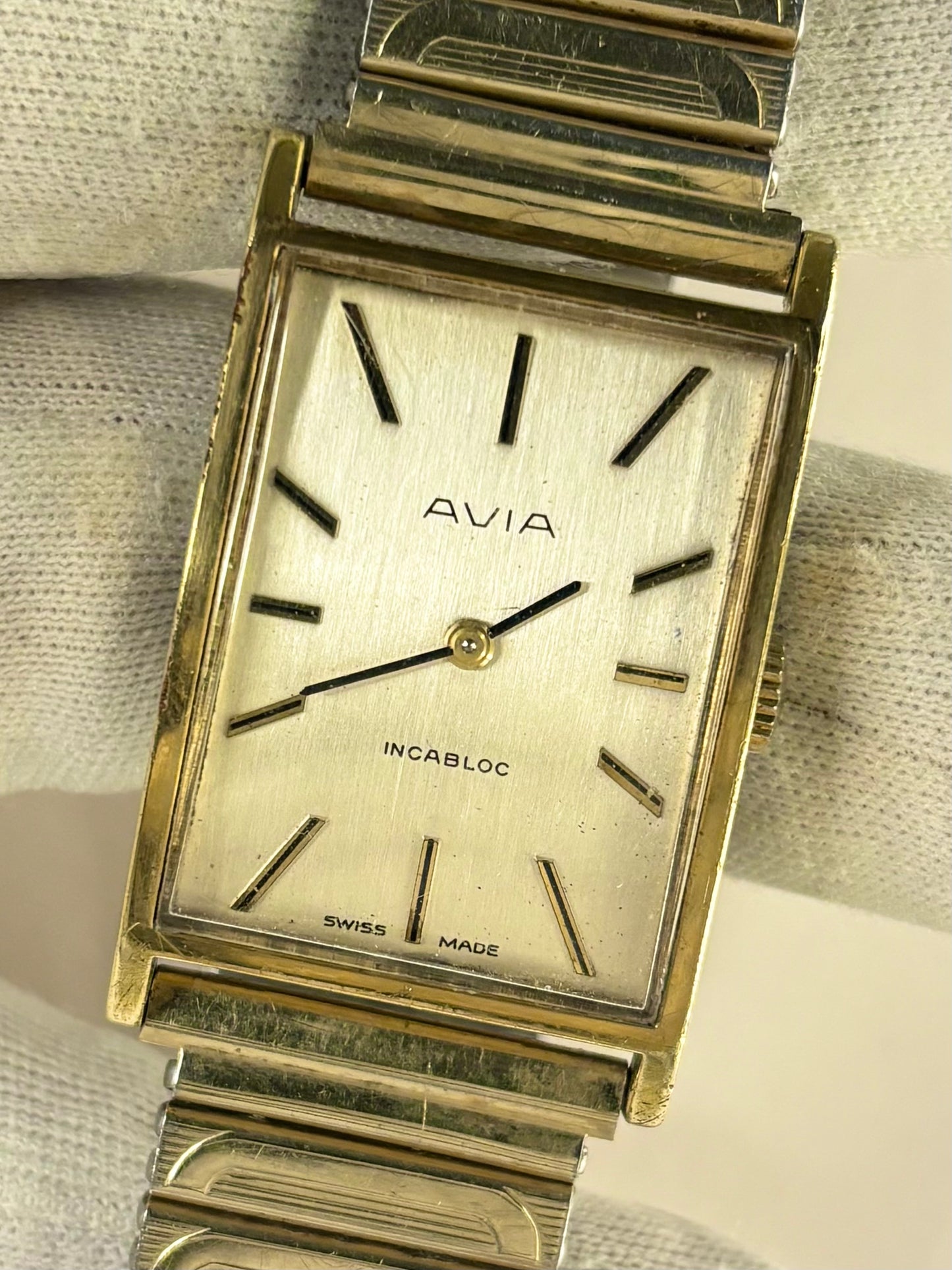 AVIA Vintage 1970’s Men’s *+BOX&PAPERS* Manual Gold Tank Watch
