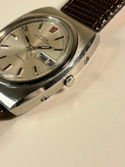 Side profile of Omega Genève Ref. 1310 men’s vintage timekeeper with sleek 1975 case design signed omega crown