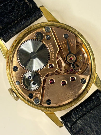 Detailed movement view of Omega Ref. 121.001 men’s vintage dress timekeeper calibre 269 manual