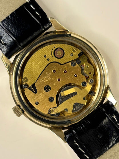 Detailed movement view of Omega Ref. 196.0119 men’s vintage dress timekeeper calibre 1370 quartz