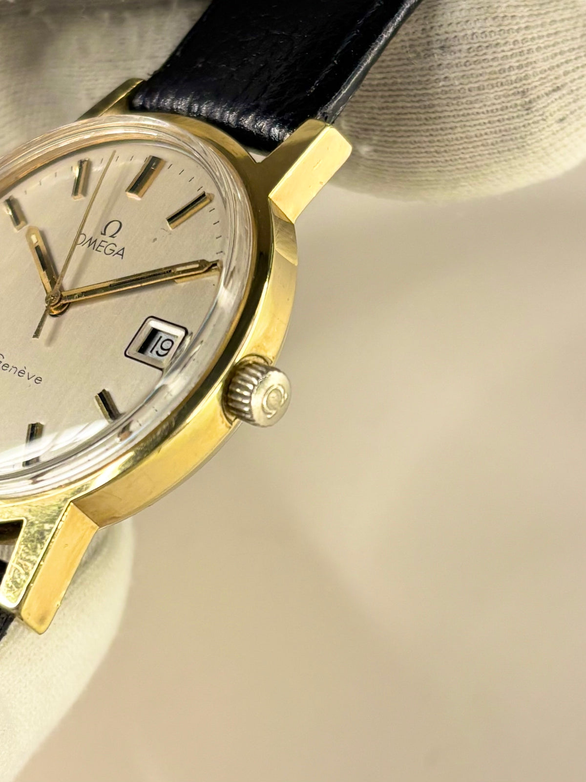 OMEGA Geneve Vintage 1970’s Men’s Manual Date Gold Dress Watch - 136.0104