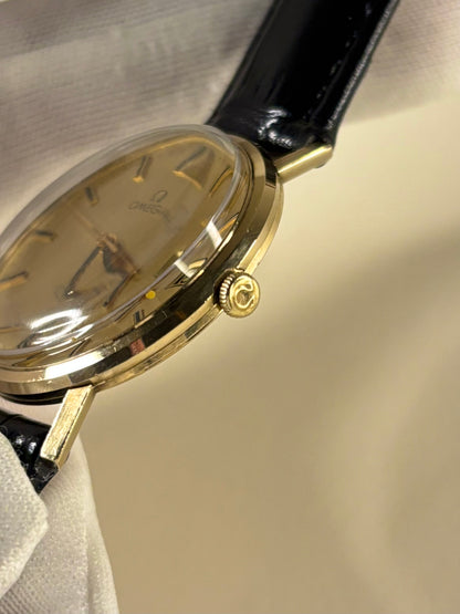 Side profile of Omega Genève Ref. 132.8413 timekeeper with slim 9ct gold case craftsmanship signed omega crown